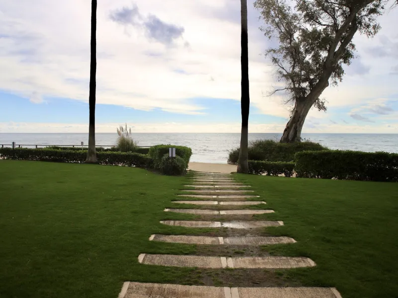 Ground floor apartment with terrace in Bahía de la Plata (Estepona) + garage and storage room.