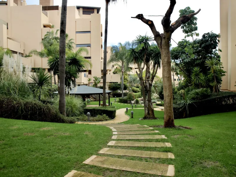 Ground floor apartment with terrace in Bahía de la Plata (Estepona) + garage and storage room.