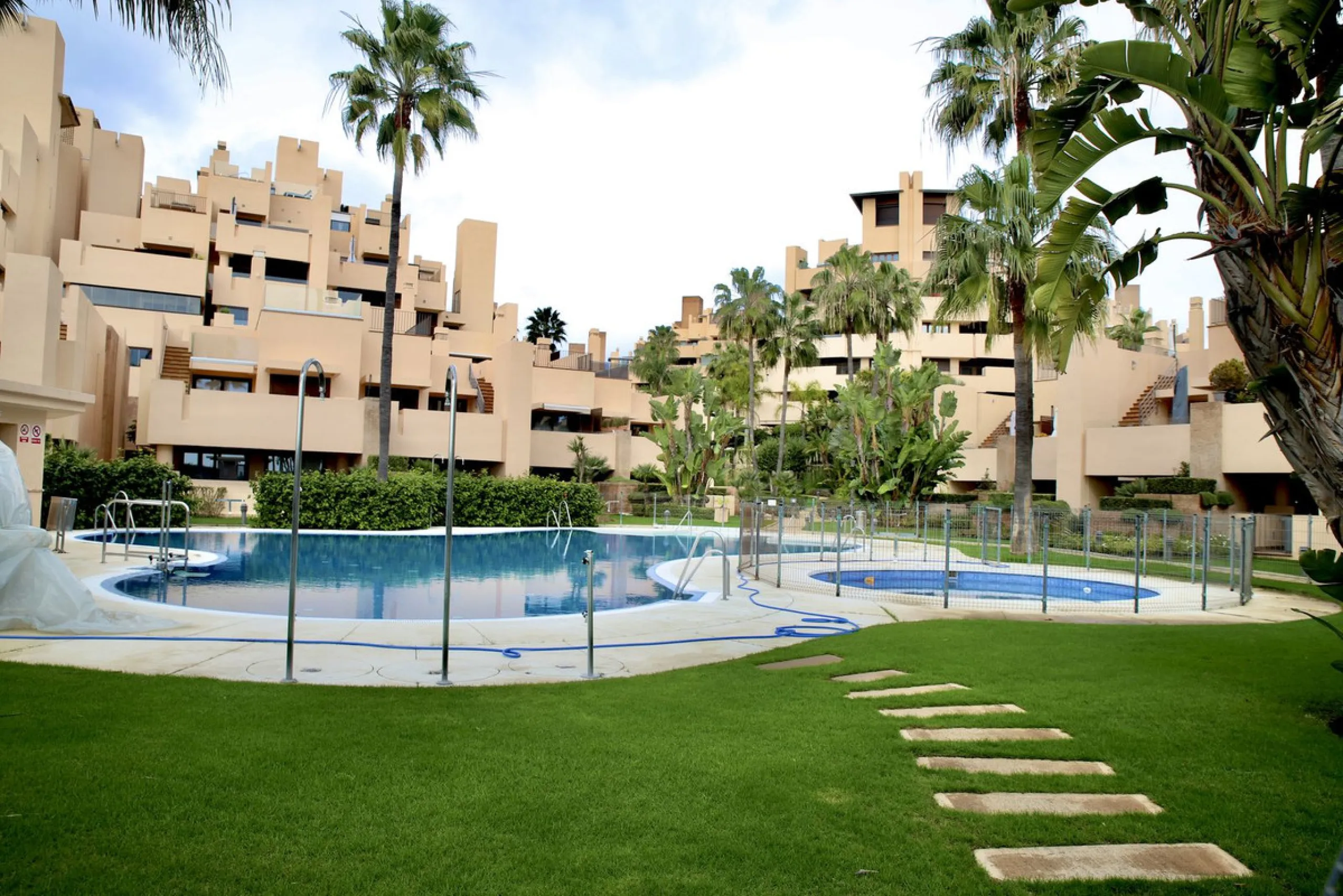 Ground floor apartment with terrace in Bahía de la Plata (Estepona) + garage and storage room.