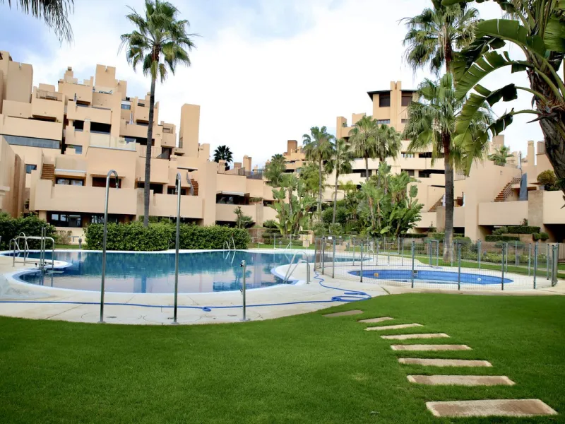 Ground floor apartment with terrace in Bahía de la Plata (Estepona) + garage and storage room.