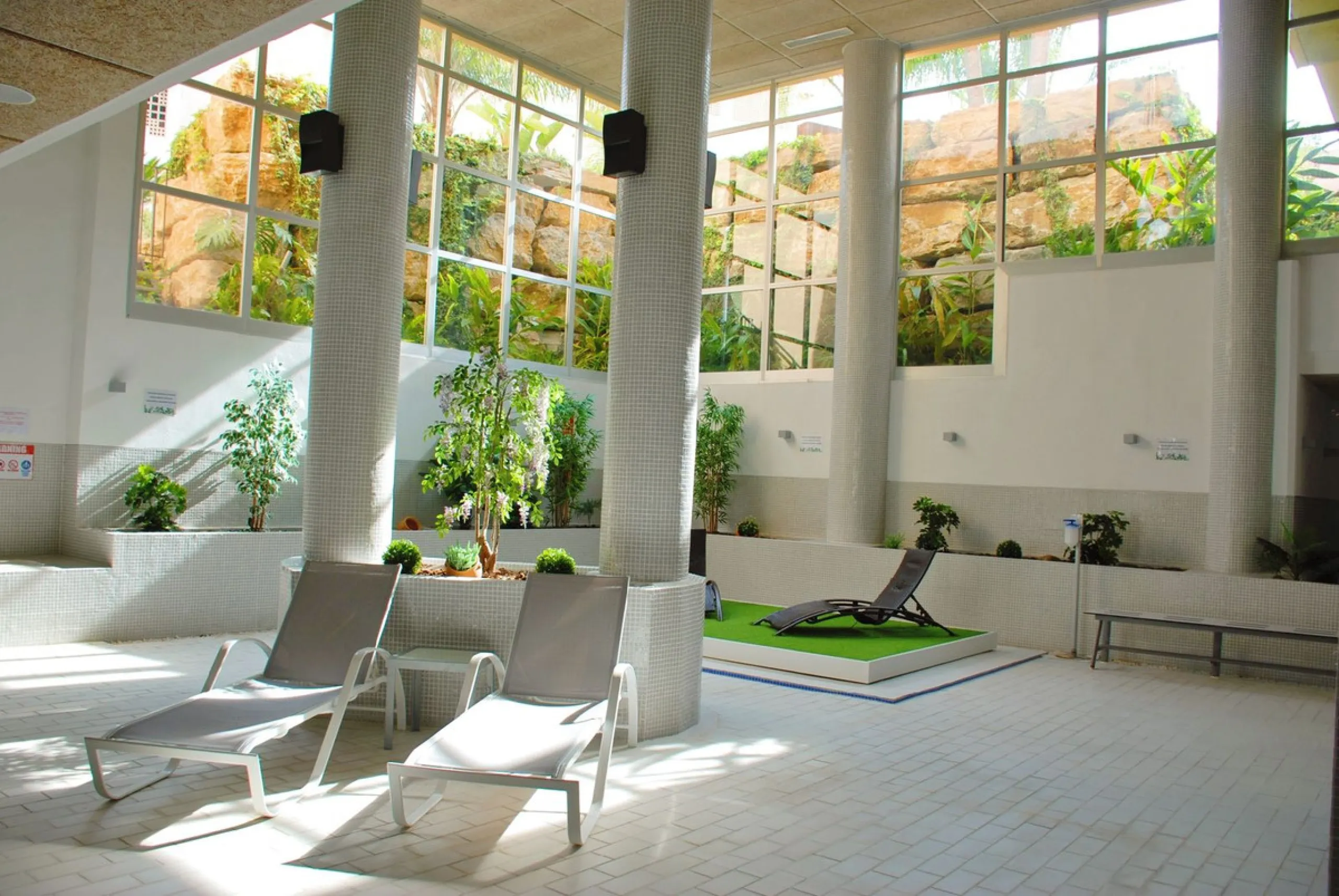 Ground floor apartment with terrace in Bahía de la Plata (Estepona) + garage and storage room.