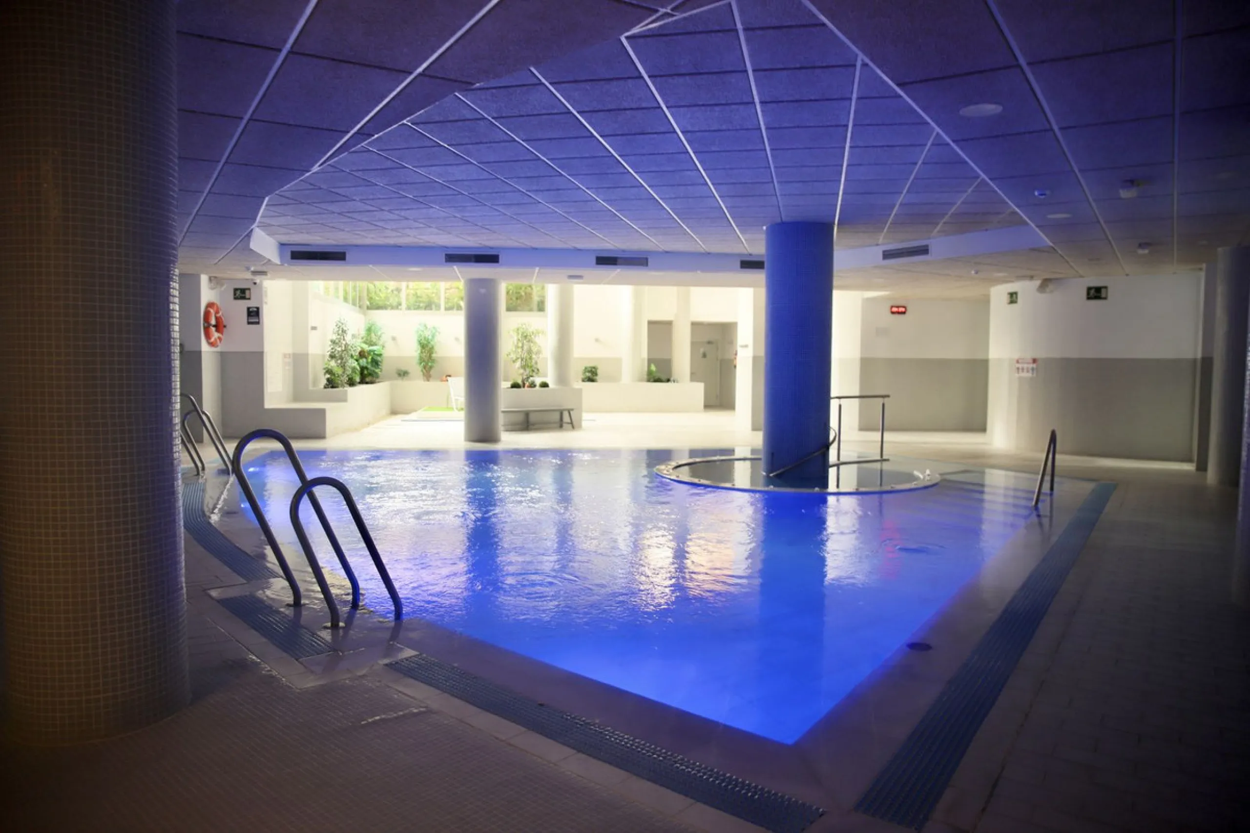 Ground floor apartment with terrace in Bahía de la Plata (Estepona) + garage and storage room.
