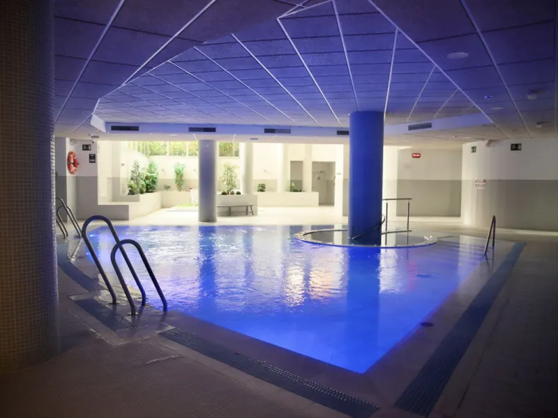 Ground floor apartment with terrace in Bahía de la Plata (Estepona) + garage and storage room.