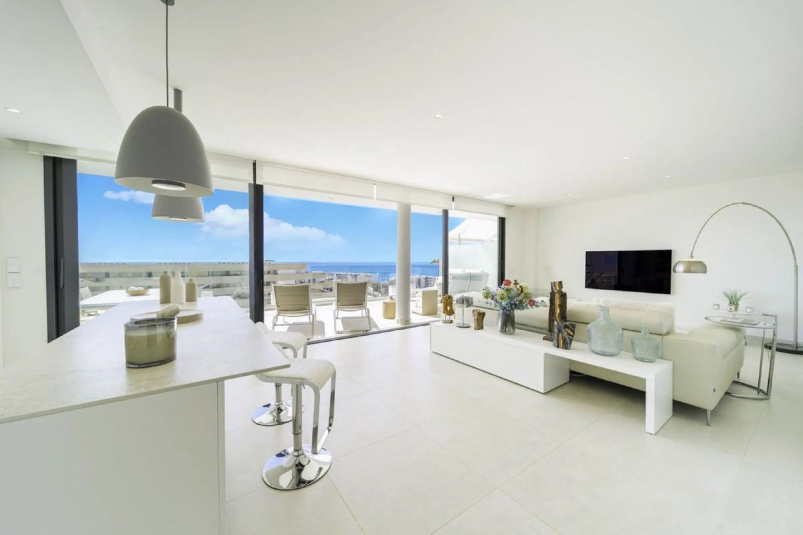 TOP FLOOR APARTMENT FOR SALE IN HIGUERON WEST WITH  STUNNING SEA VIEWS!