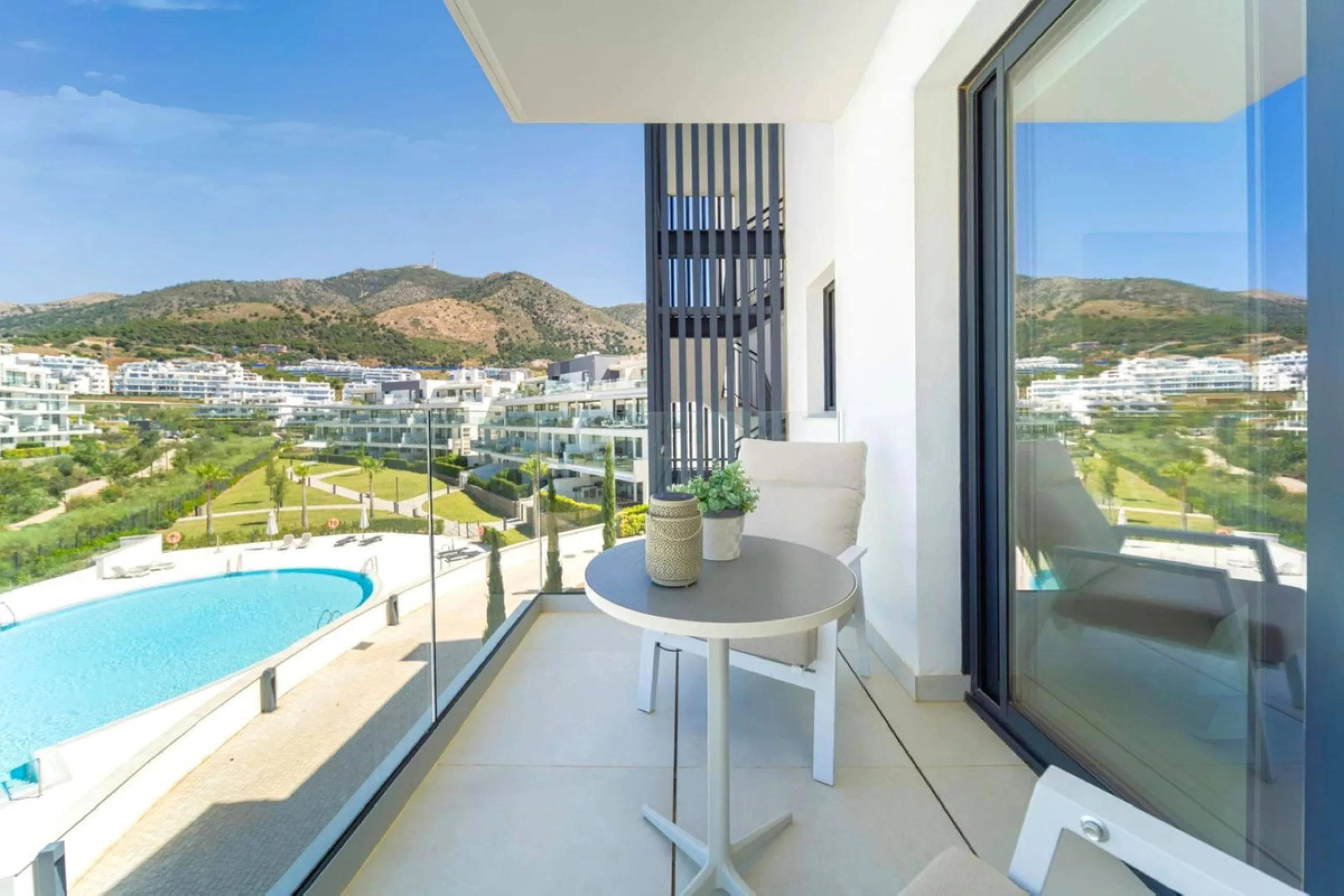 TOP FLOOR APARTMENT FOR SALE IN HIGUERON WEST WITH  STUNNING SEA VIEWS!