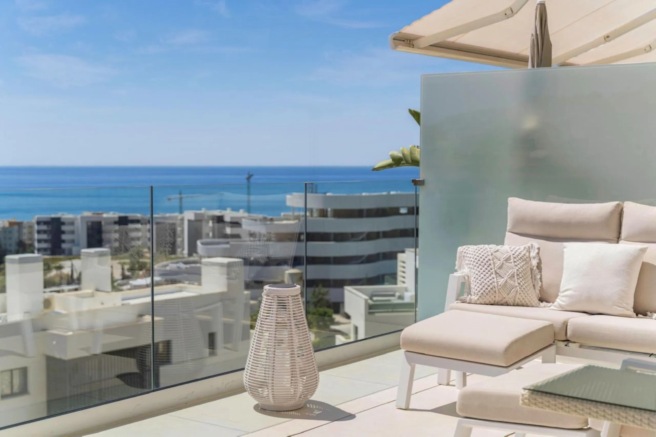 TOP FLOOR APARTMENT FOR SALE IN HIGUERON WEST WITH  STUNNING SEA VIEWS!