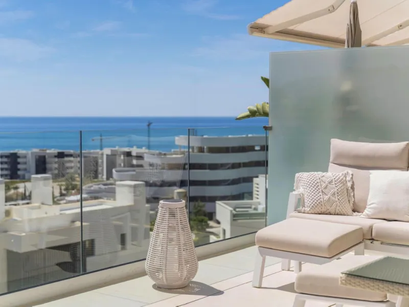 TOP FLOOR APARTMENT FOR SALE IN HIGUERON WEST WITH  STUNNING SEA VIEWS!