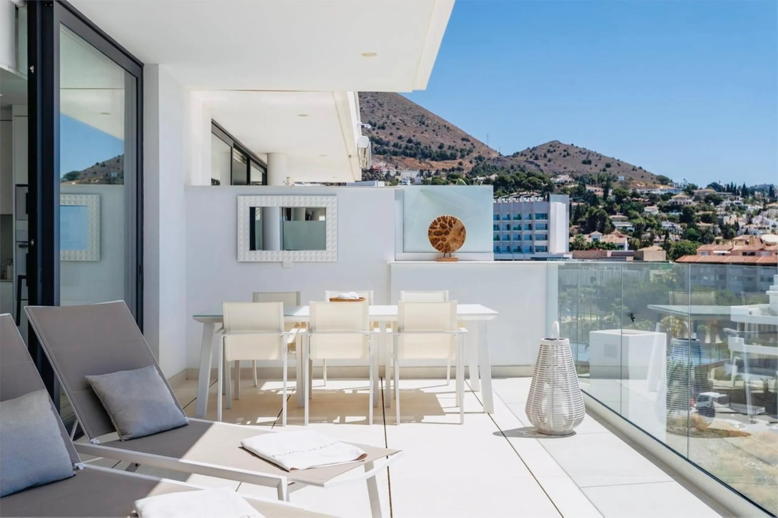 TOP FLOOR APARTMENT FOR SALE IN HIGUERON WEST WITH  STUNNING SEA VIEWS!