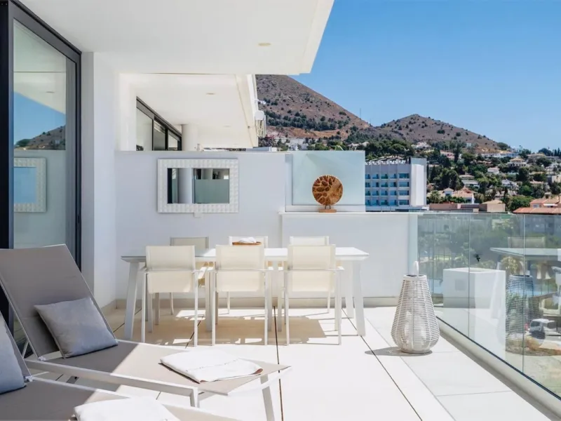 TOP FLOOR APARTMENT FOR SALE IN HIGUERON WEST WITH  STUNNING SEA VIEWS!