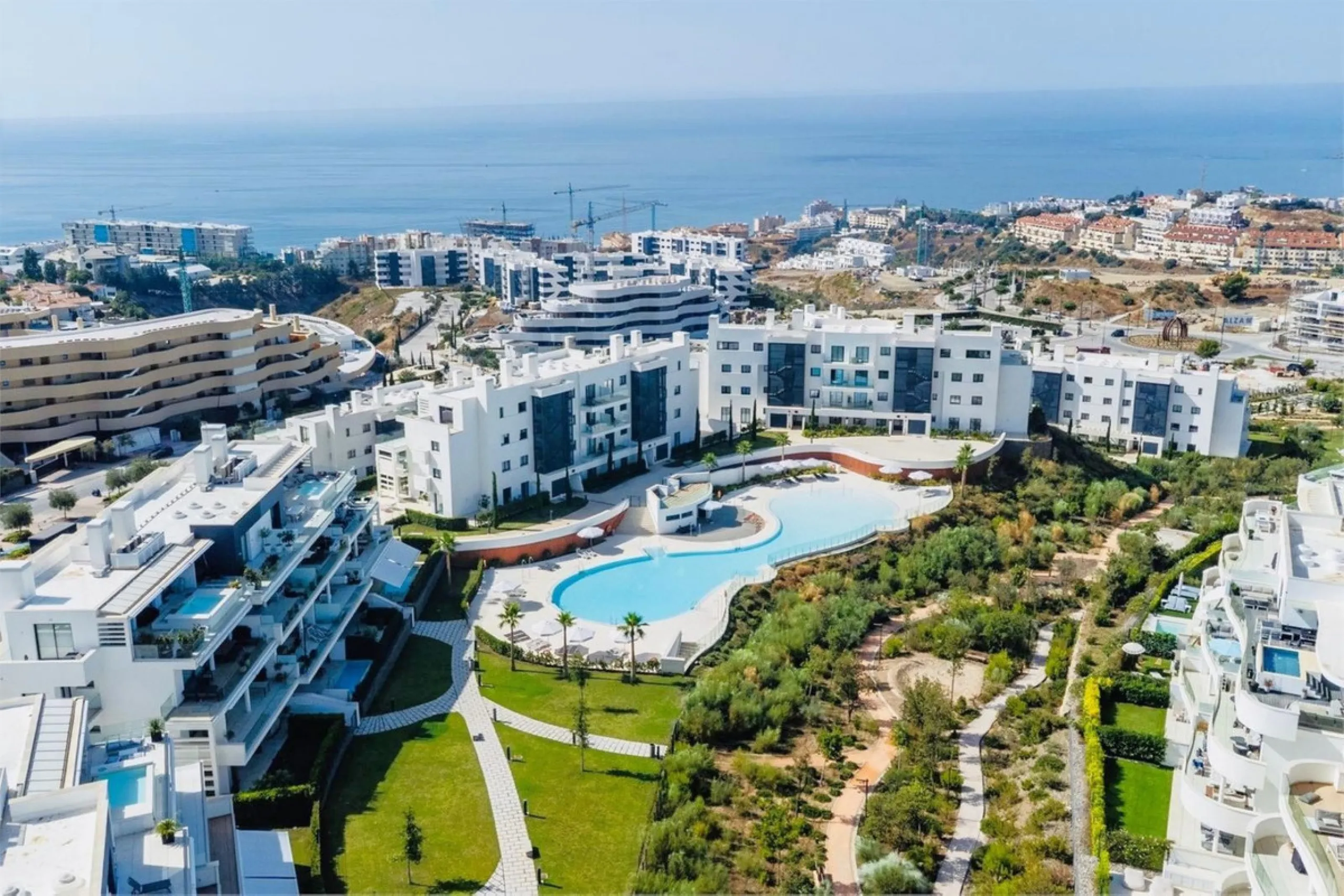 TOP FLOOR APARTMENT FOR SALE IN HIGUERON WEST WITH  STUNNING SEA VIEWS!