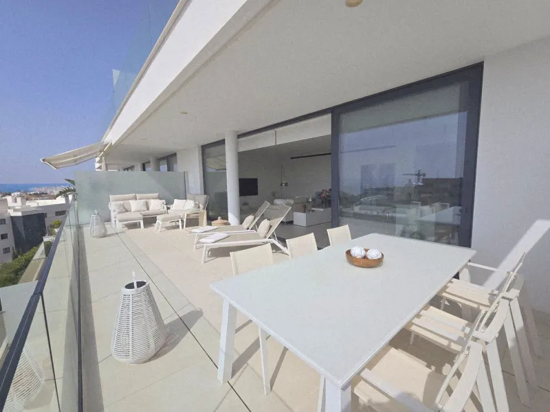 TOP FLOOR APARTMENT FOR SALE IN HIGUERON WEST WITH  STUNNING SEA VIEWS!