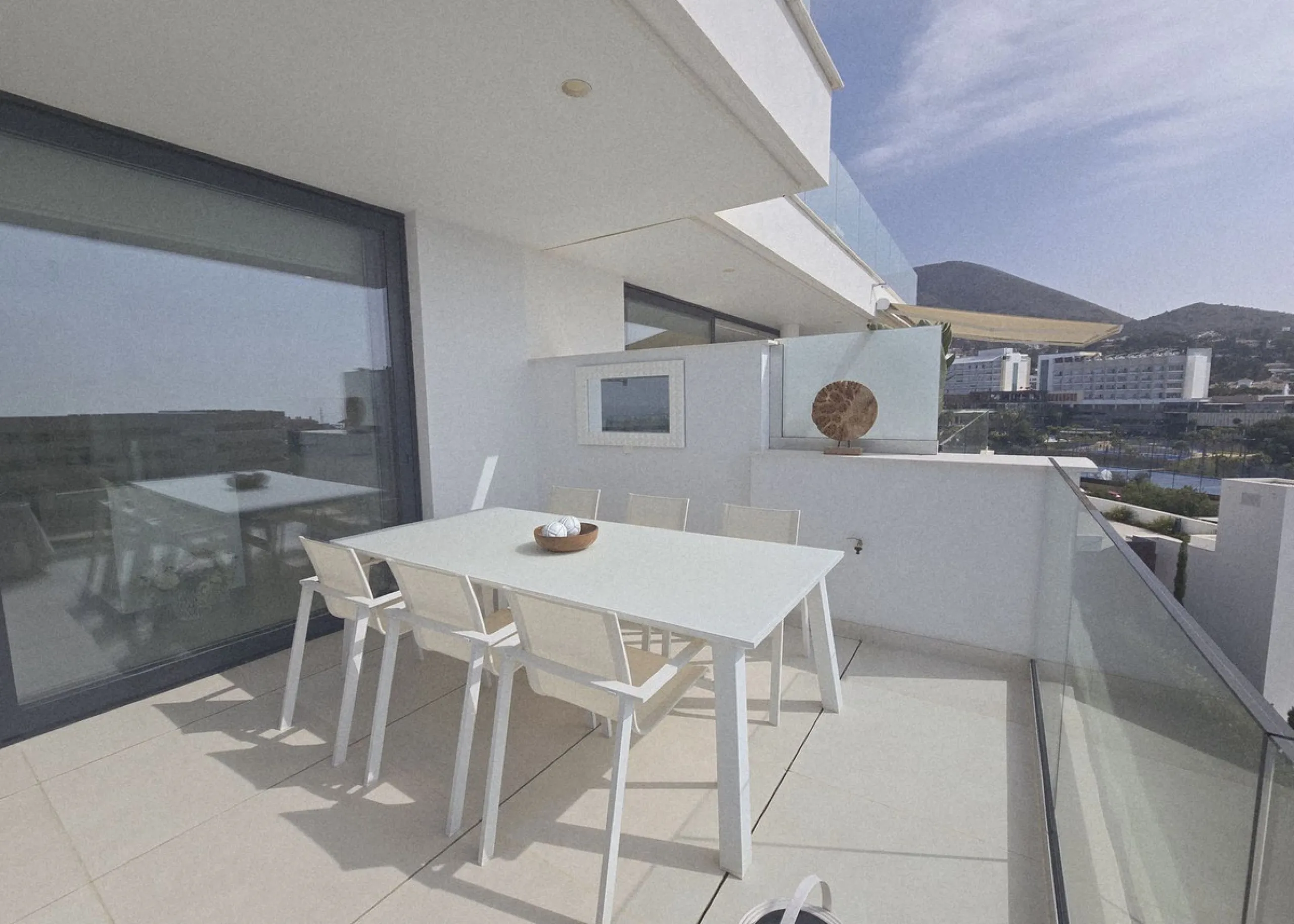 TOP FLOOR APARTMENT FOR SALE IN HIGUERON WEST WITH  STUNNING SEA VIEWS!