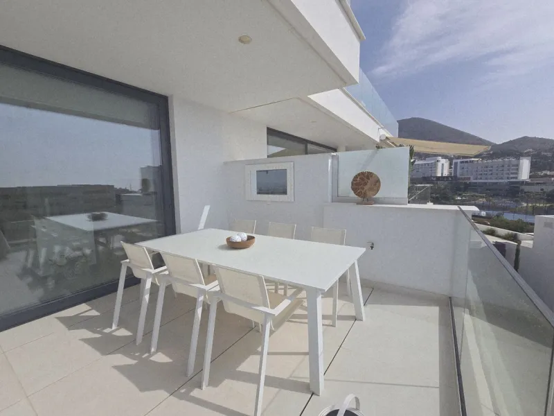 TOP FLOOR APARTMENT FOR SALE IN HIGUERON WEST WITH  STUNNING SEA VIEWS!