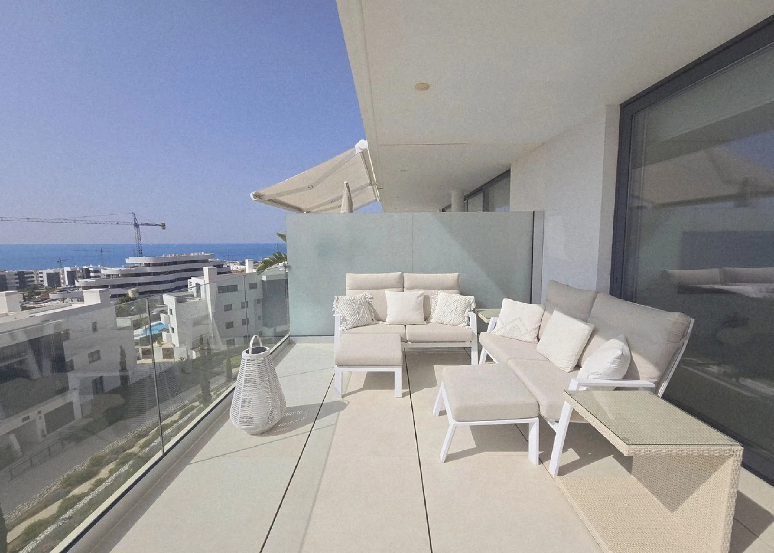 TOP FLOOR APARTMENT FOR SALE IN HIGUERON WEST WITH  STUNNING SEA VIEWS!