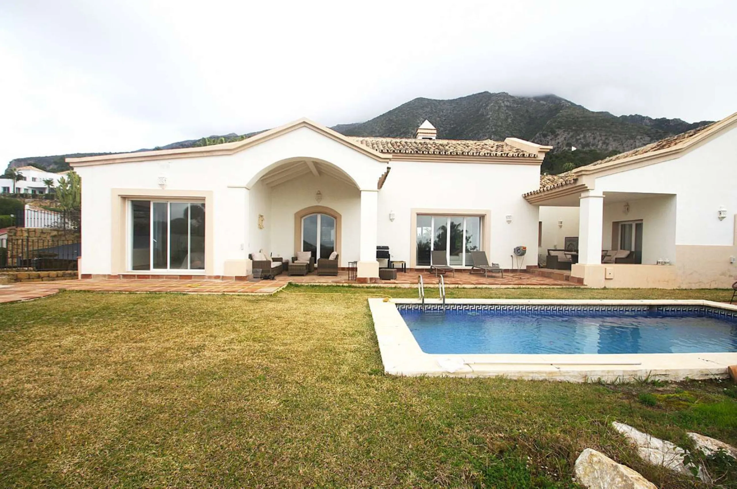 Welcome to your new home in the exclusive Sierra Blanca Country Club of Istán! This stunning 223m² detached villa offers you an unrivalled living experience with panoramic views of the Istán reservoir, the majestic mountains and the sparkling sea. With a 