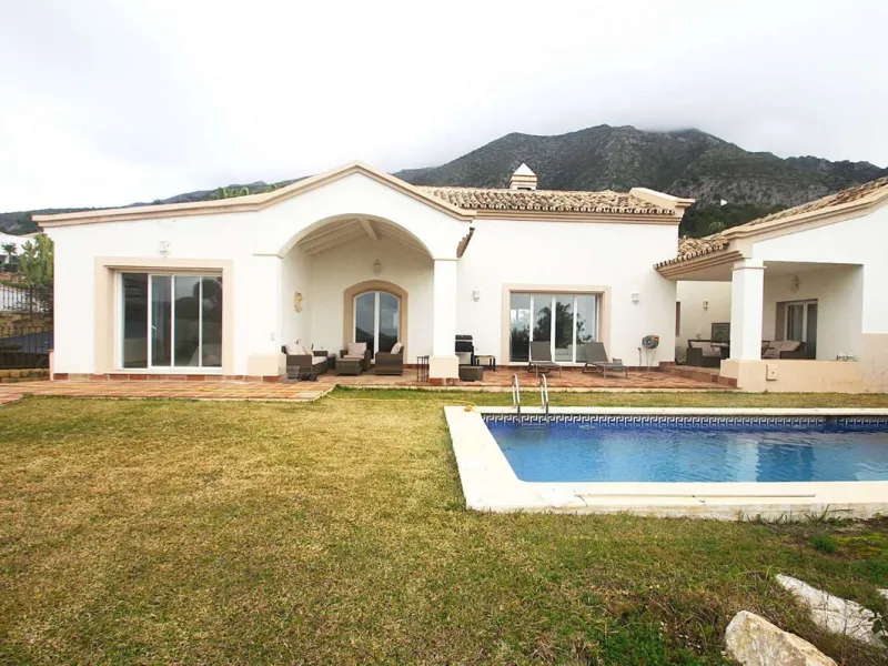 Welcome to your new home in the exclusive Sierra Blanca Country Club of Istán! This stunning 223m² detached villa offers you an unrivalled living experience with panoramic views of the Istán reservoir, the majestic mountains and the sparkling sea. With a 