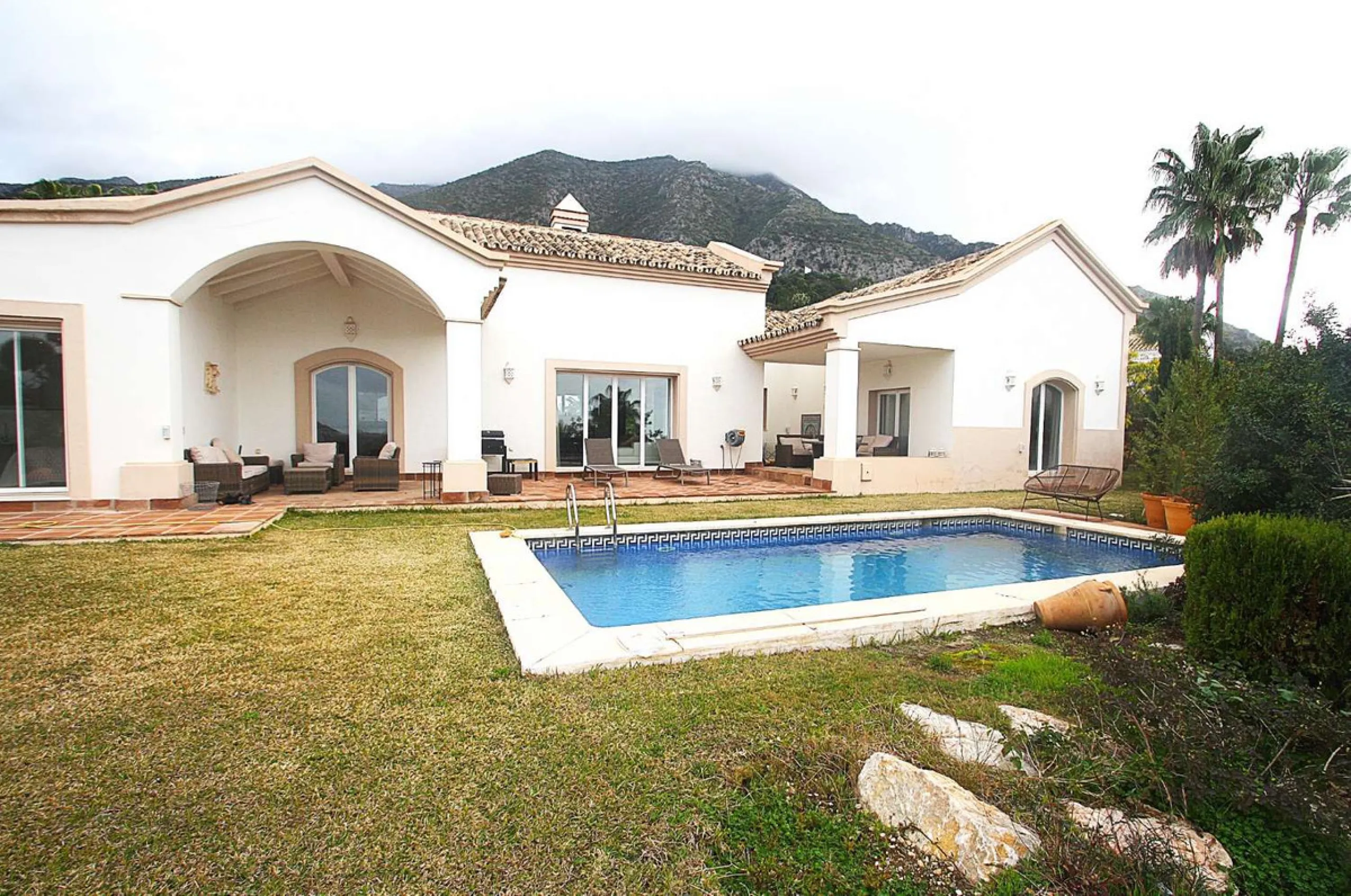 Welcome to your new home in the exclusive Sierra Blanca Country Club of Istán! This stunning 223m² detached villa offers you an unrivalled living experience with panoramic views of the Istán reservoir, the majestic mountains and the sparkling sea. With a 