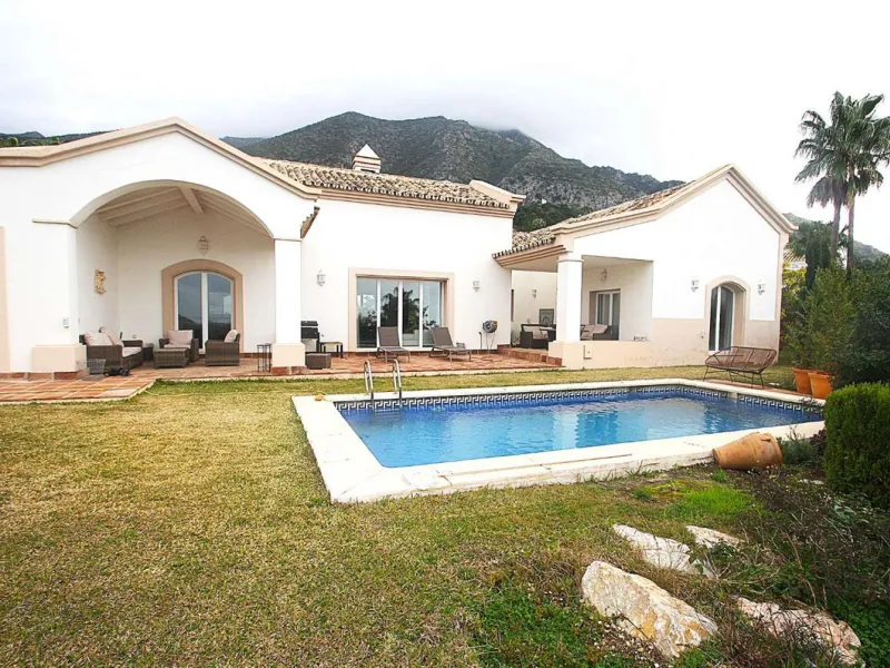 Welcome to your new home in the exclusive Sierra Blanca Country Club of Istán! This stunning 223m² detached villa offers you an unrivalled living experience with panoramic views of the Istán reservoir, the majestic mountains and the sparkling sea. With a 