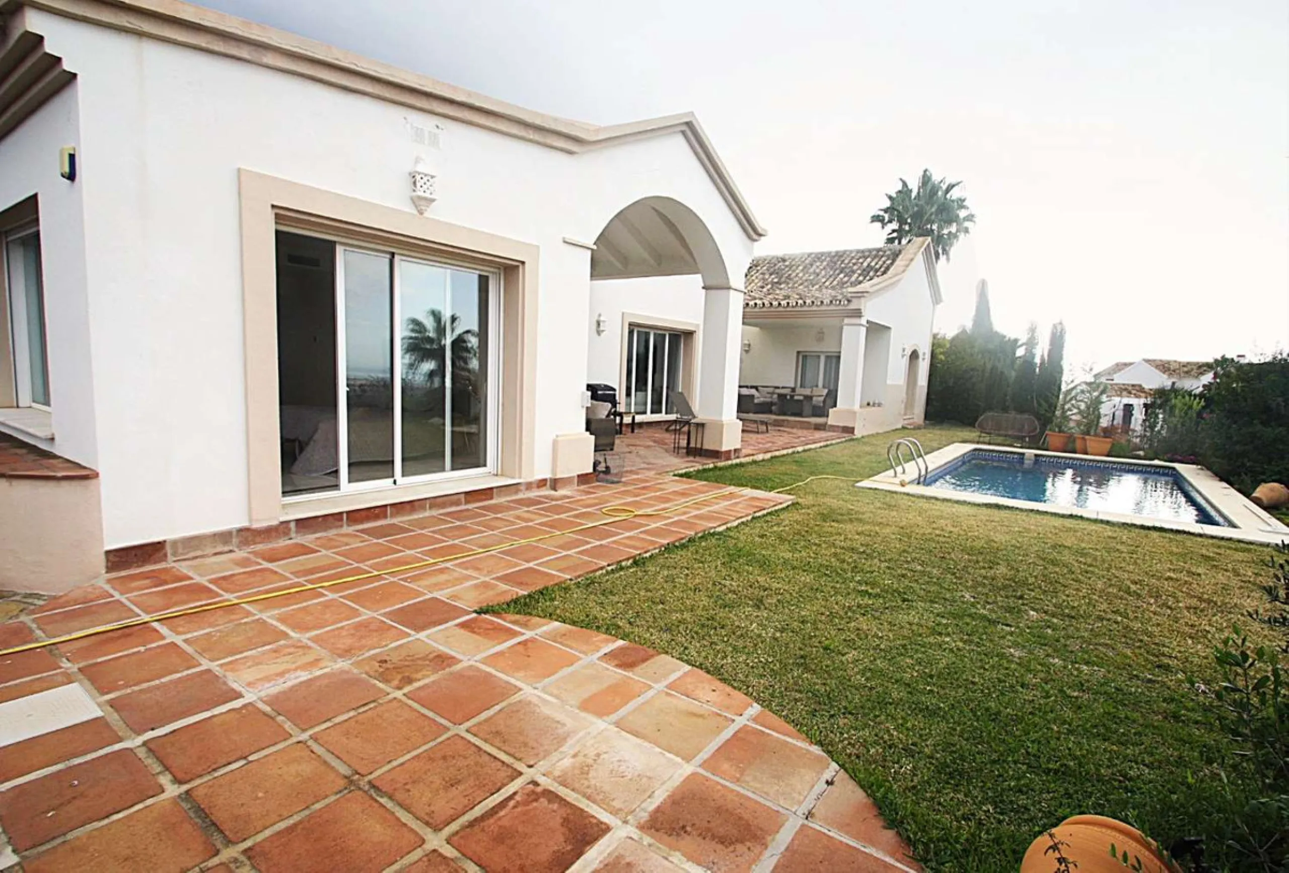 Welcome to your new home in the exclusive Sierra Blanca Country Club of Istán! This stunning 223m² detached villa offers you an unrivalled living experience with panoramic views of the Istán reservoir, the majestic mountains and the sparkling sea. With a 