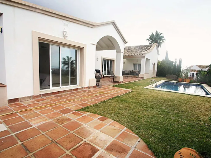 Welcome to your new home in the exclusive Sierra Blanca Country Club of Istán! This stunning 223m² detached villa offers you an unrivalled living experience with panoramic views of the Istán reservoir, the majestic mountains and the sparkling sea. With a 