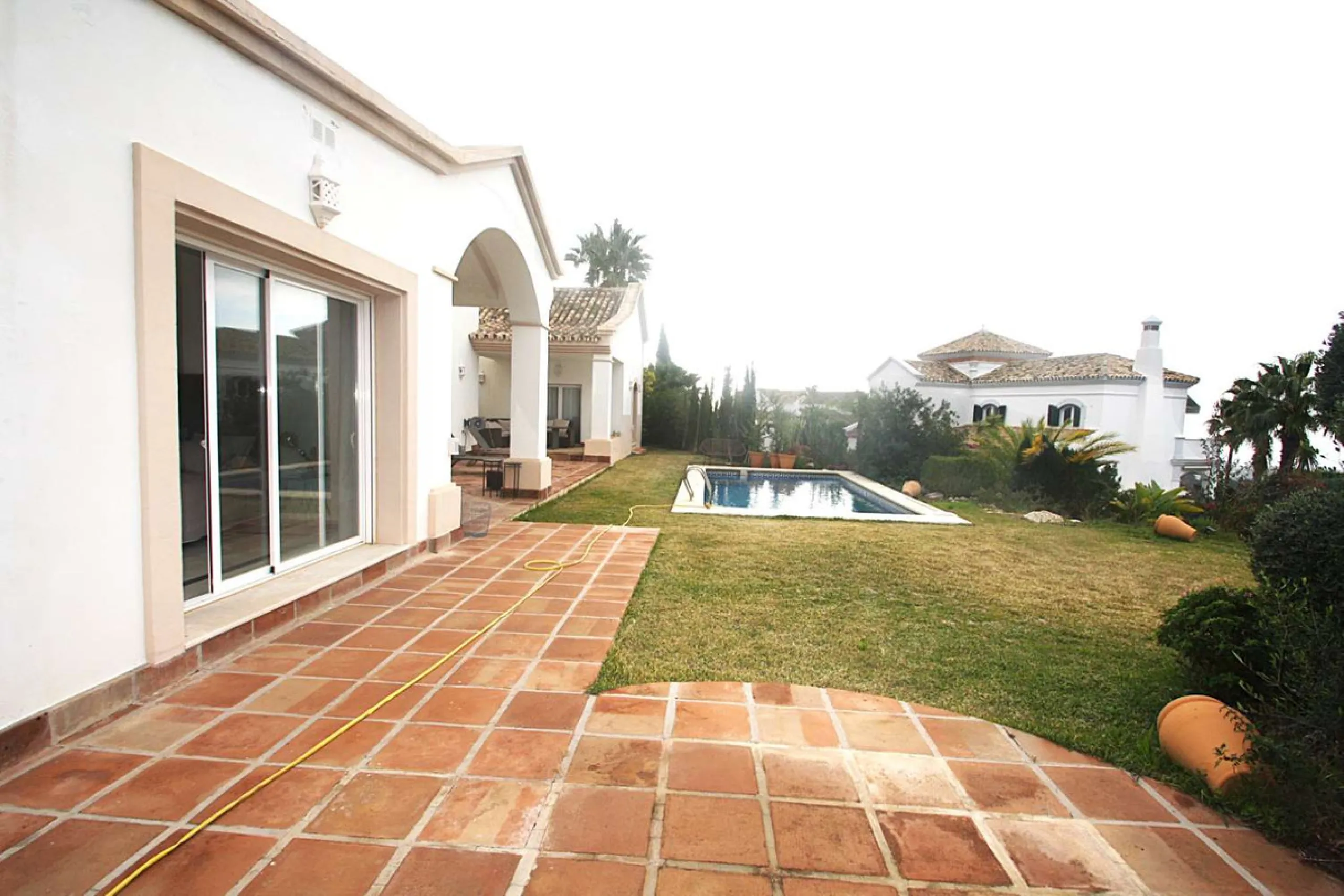 Welcome to your new home in the exclusive Sierra Blanca Country Club of Istán! This stunning 223m² detached villa offers you an unrivalled living experience with panoramic views of the Istán reservoir, the majestic mountains and the sparkling sea. With a 