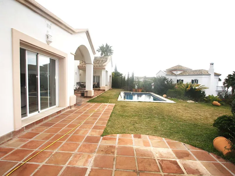Welcome to your new home in the exclusive Sierra Blanca Country Club of Istán! This stunning 223m² detached villa offers you an unrivalled living experience with panoramic views of the Istán reservoir, the majestic mountains and the sparkling sea. With a 