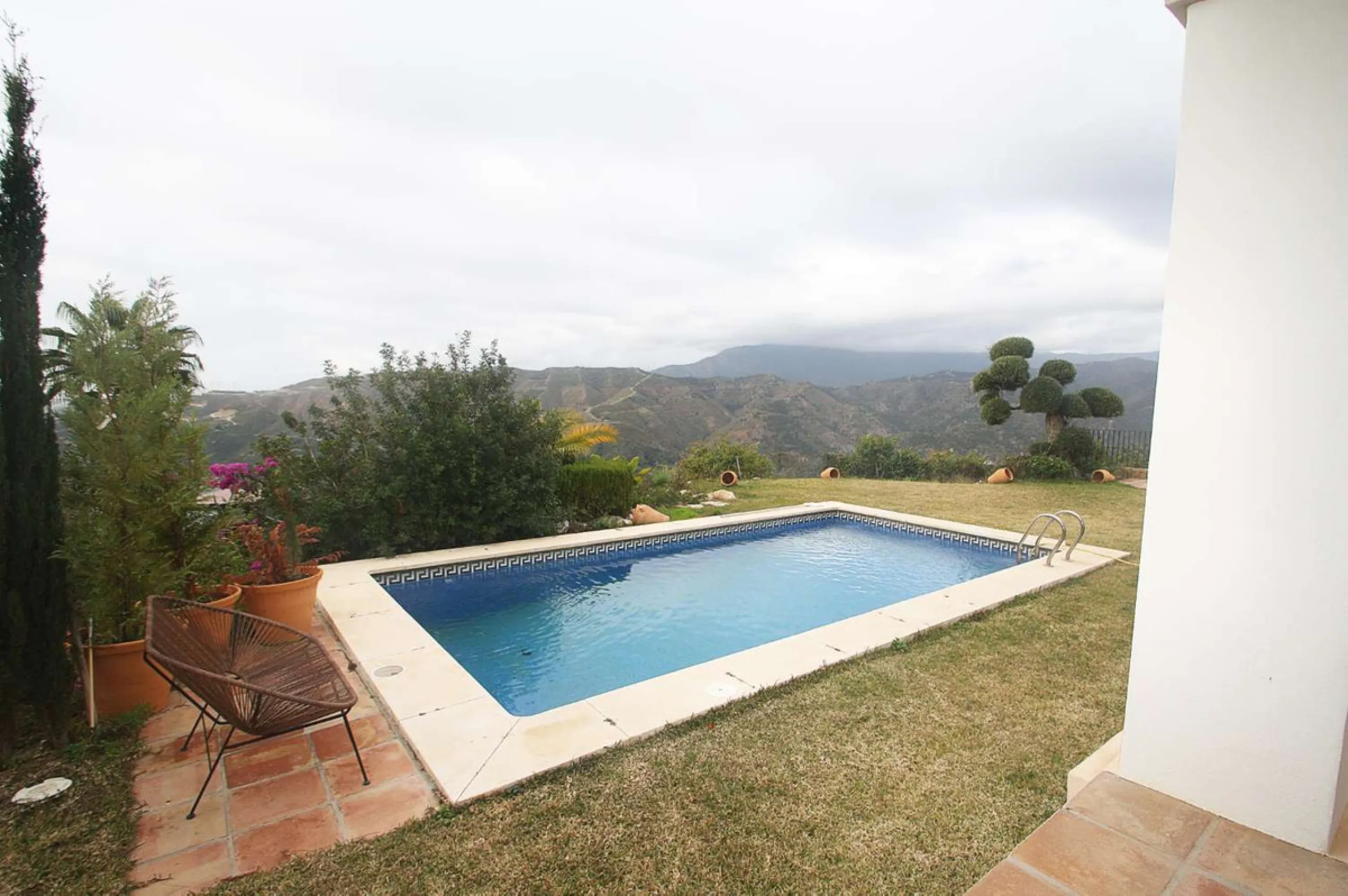 Welcome to your new home in the exclusive Sierra Blanca Country Club of Istán! This stunning 223m² detached villa offers you an unrivalled living experience with panoramic views of the Istán reservoir, the majestic mountains and the sparkling sea. With a 