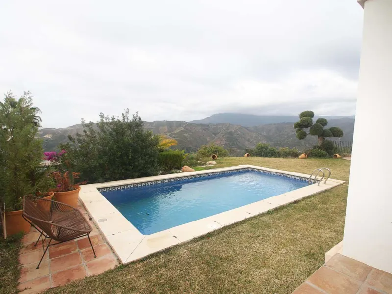 Welcome to your new home in the exclusive Sierra Blanca Country Club of Istán! This stunning 223m² detached villa offers you an unrivalled living experience with panoramic views of the Istán reservoir, the majestic mountains and the sparkling sea. With a 