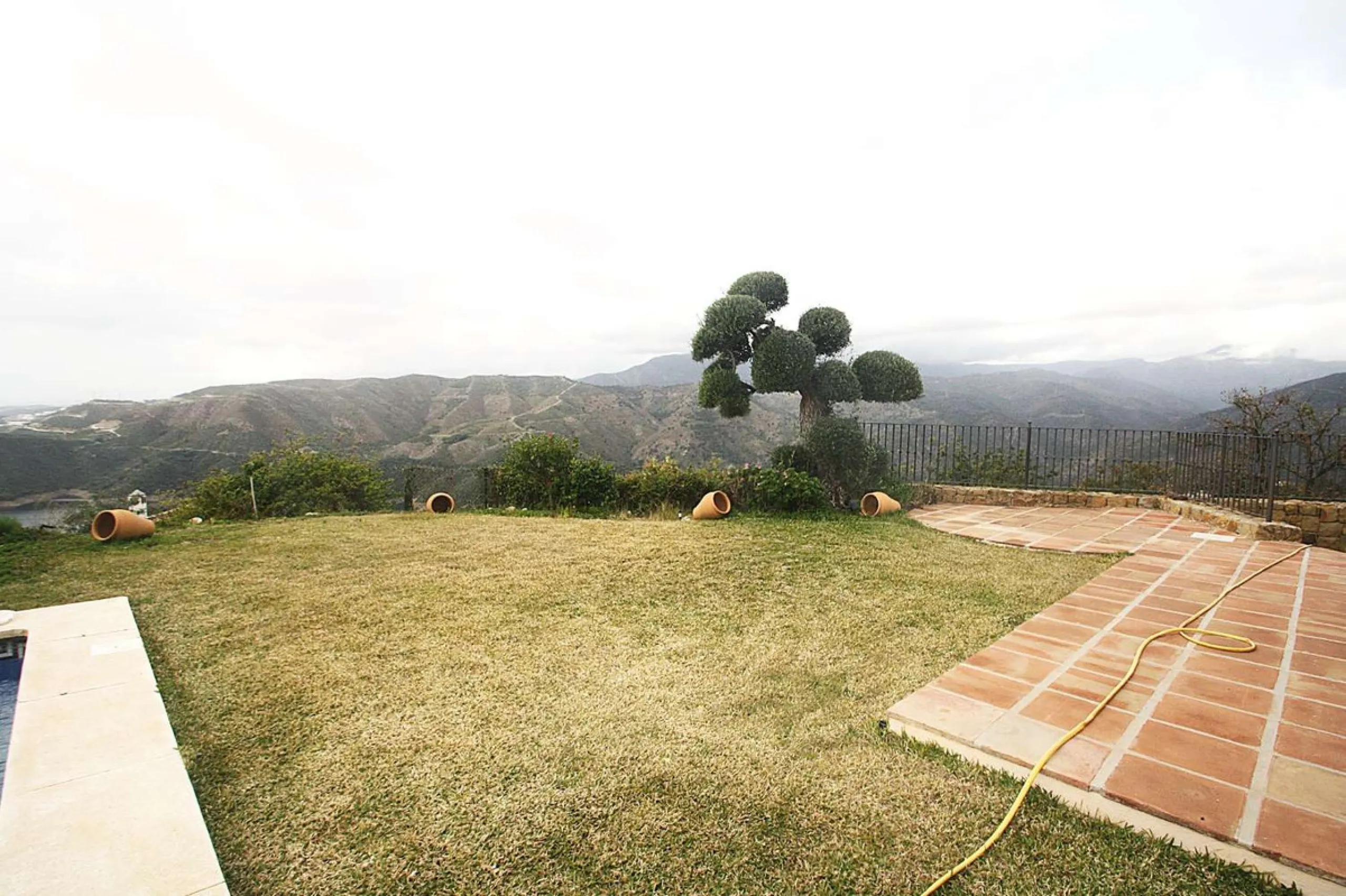 Welcome to your new home in the exclusive Sierra Blanca Country Club of Istán! This stunning 223m² detached villa offers you an unrivalled living experience with panoramic views of the Istán reservoir, the majestic mountains and the sparkling sea. With a 