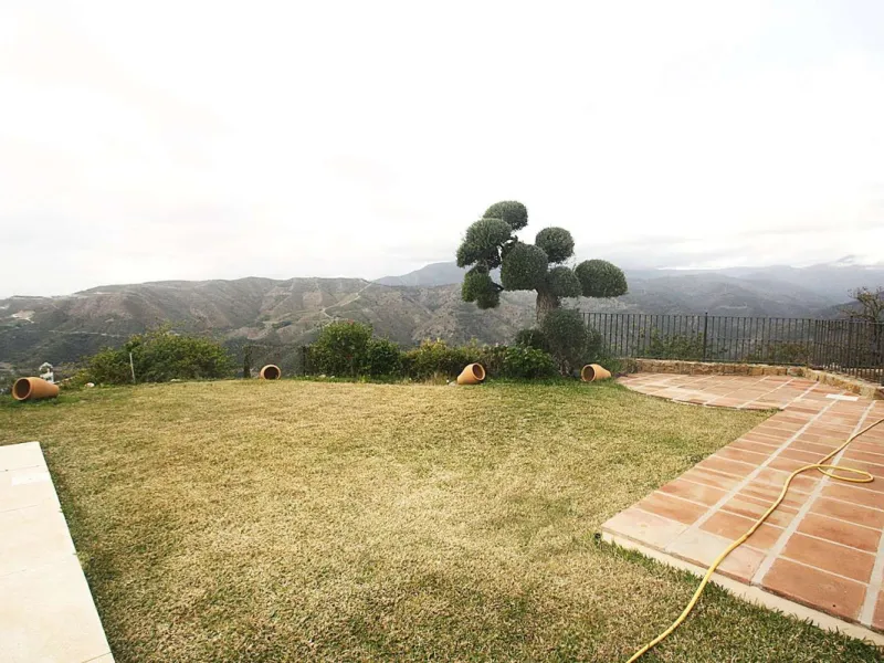 Welcome to your new home in the exclusive Sierra Blanca Country Club of Istán! This stunning 223m² detached villa offers you an unrivalled living experience with panoramic views of the Istán reservoir, the majestic mountains and the sparkling sea. With a 