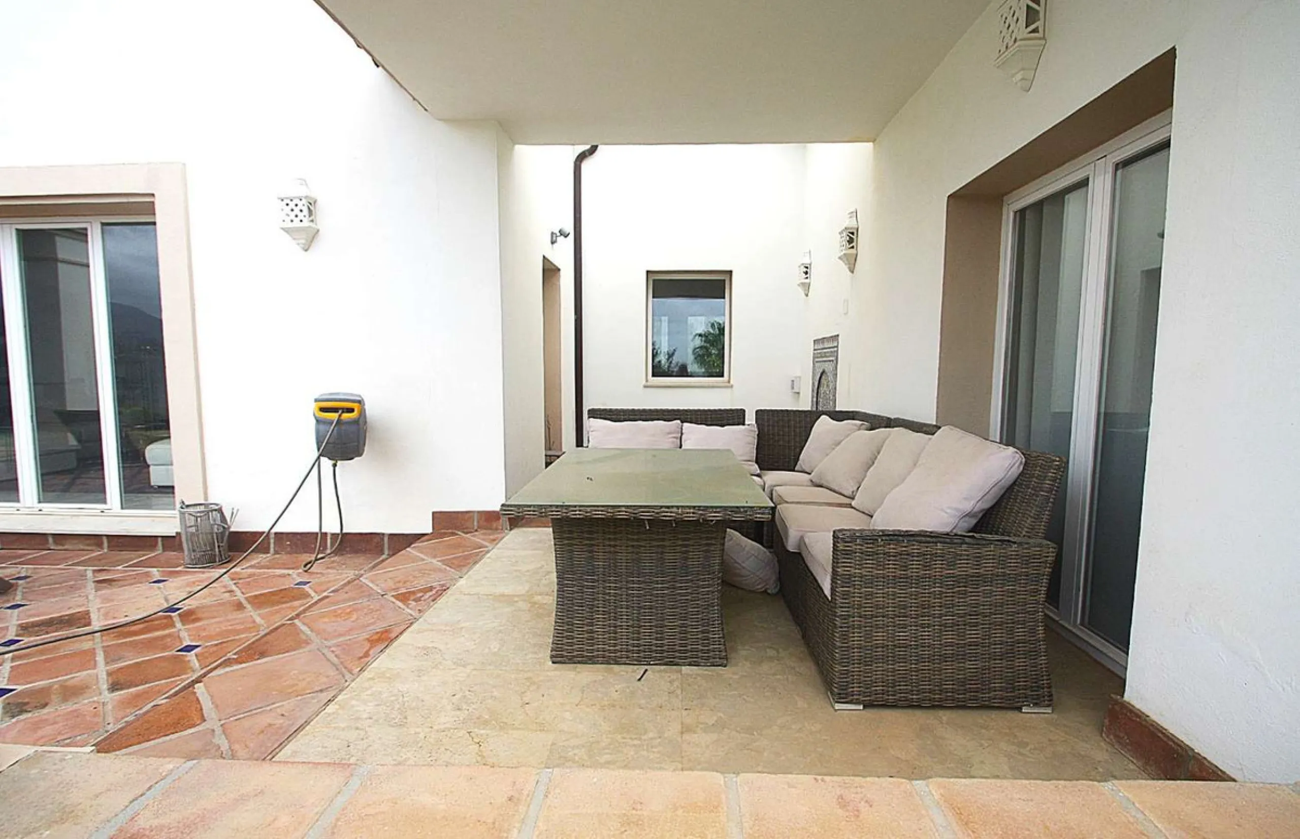 Welcome to your new home in the exclusive Sierra Blanca Country Club of Istán! This stunning 223m² detached villa offers you an unrivalled living experience with panoramic views of the Istán reservoir, the majestic mountains and the sparkling sea. With a 
