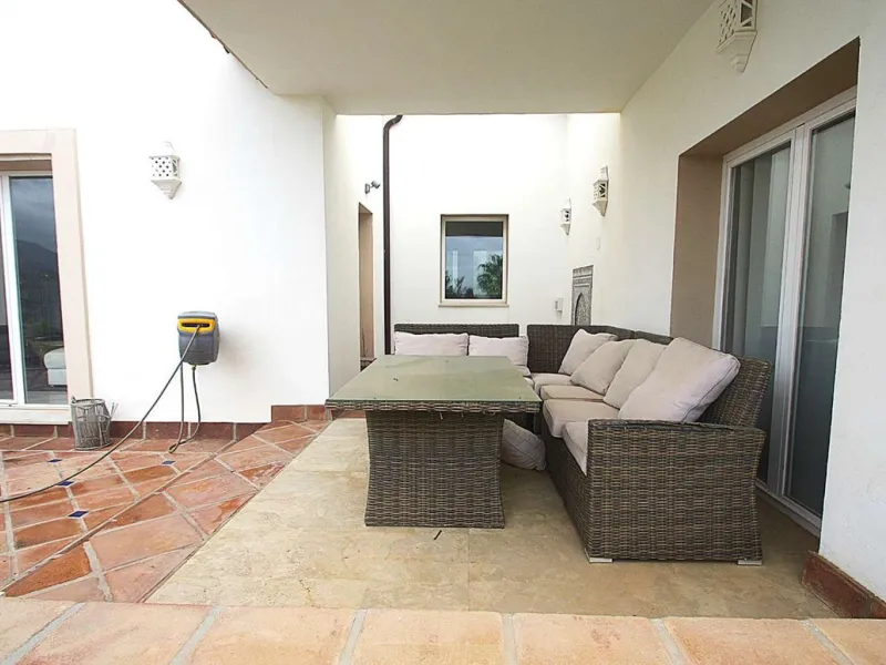 Welcome to your new home in the exclusive Sierra Blanca Country Club of Istán! This stunning 223m² detached villa offers you an unrivalled living experience with panoramic views of the Istán reservoir, the majestic mountains and the sparkling sea. With a 
