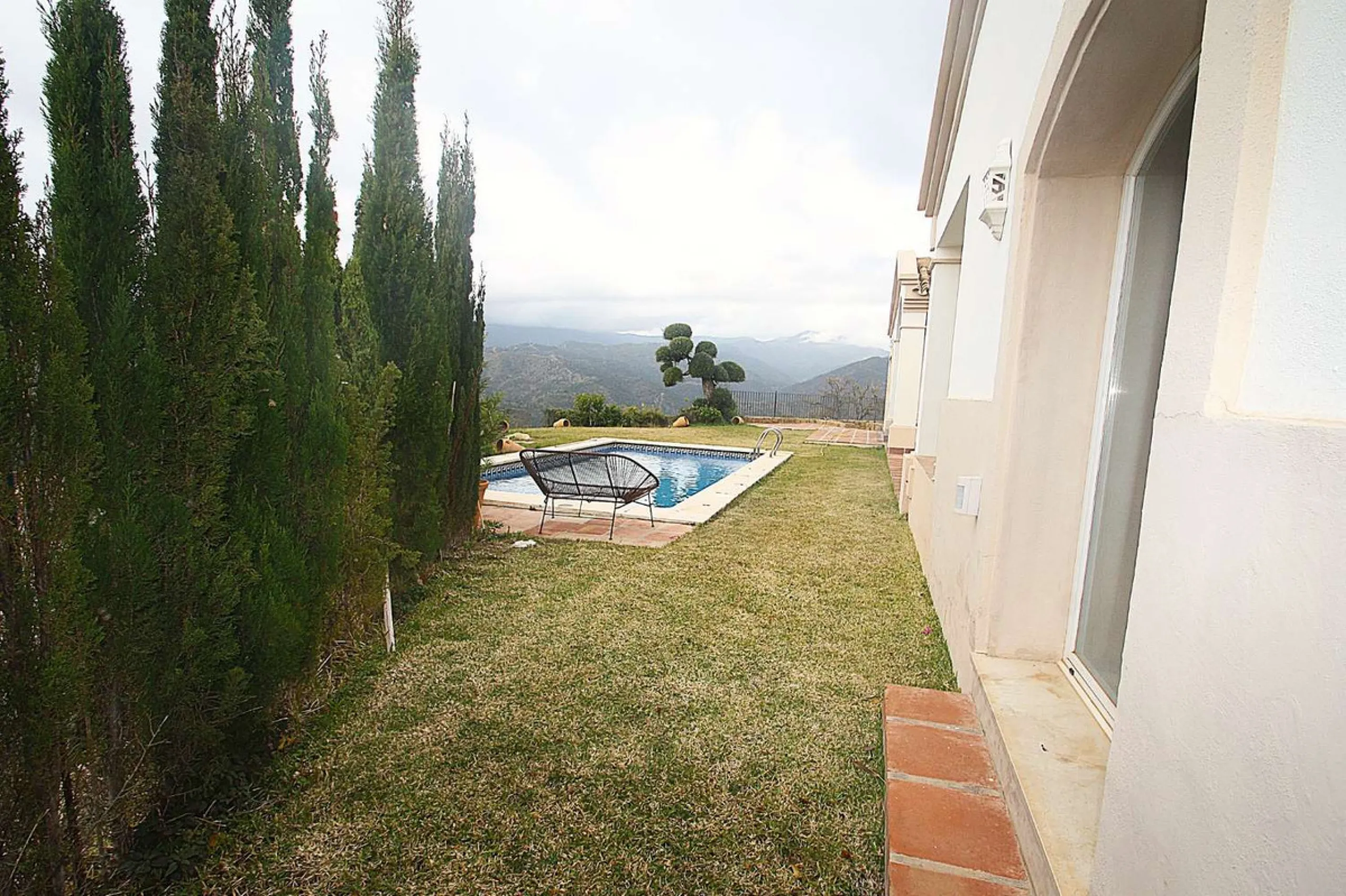 Welcome to your new home in the exclusive Sierra Blanca Country Club of Istán! This stunning 223m² detached villa offers you an unrivalled living experience with panoramic views of the Istán reservoir, the majestic mountains and the sparkling sea. With a 
