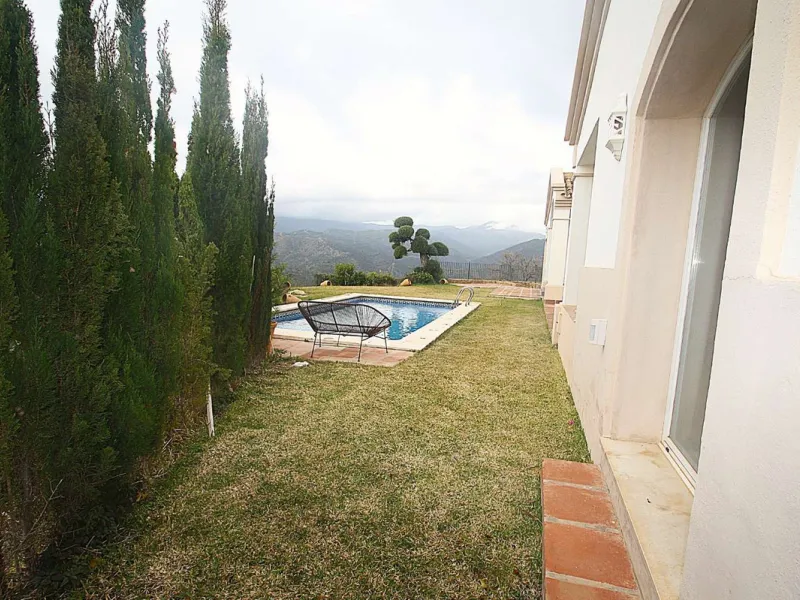 Welcome to your new home in the exclusive Sierra Blanca Country Club of Istán! This stunning 223m² detached villa offers you an unrivalled living experience with panoramic views of the Istán reservoir, the majestic mountains and the sparkling sea. With a 