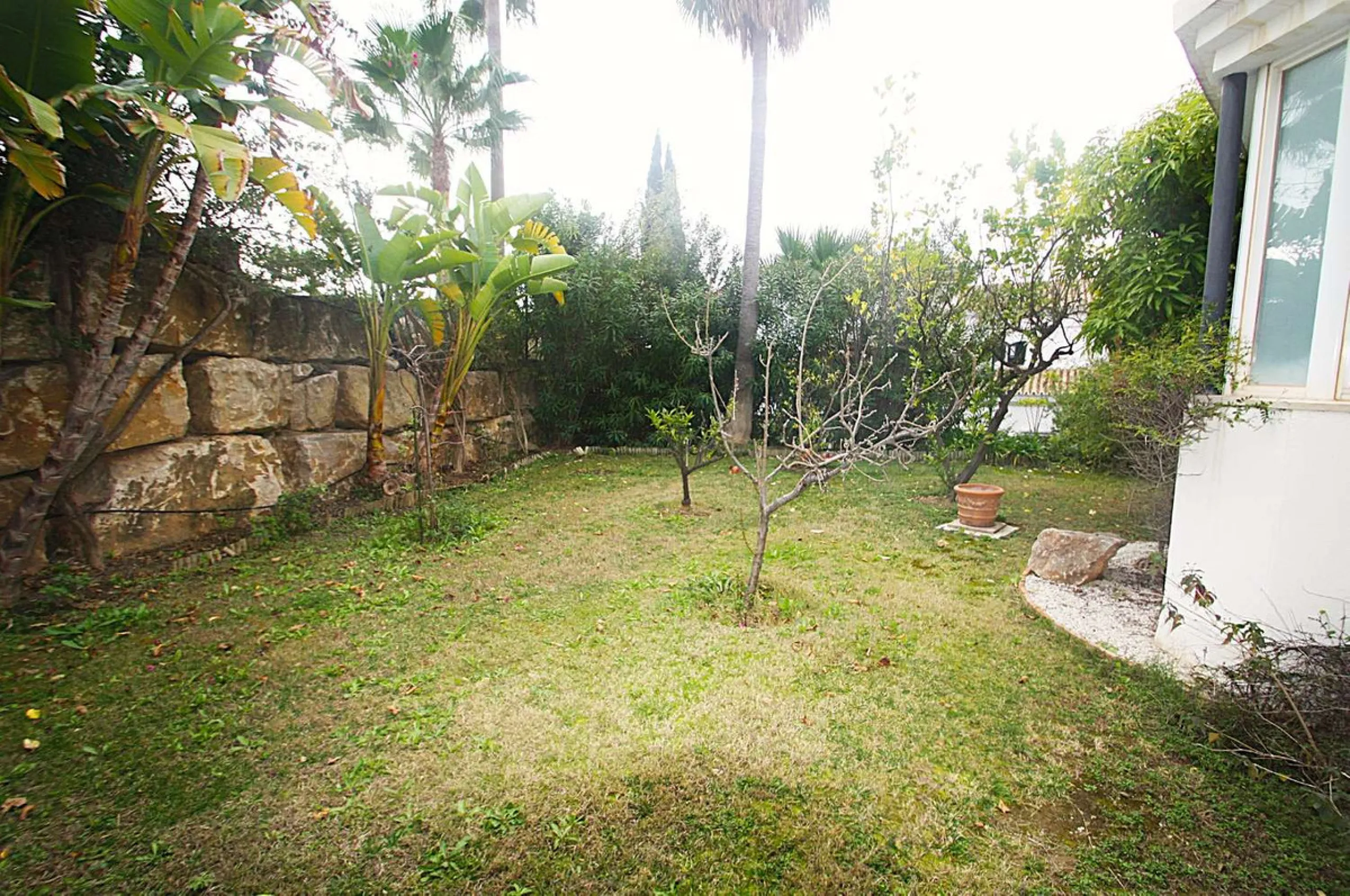 Welcome to your new home in the exclusive Sierra Blanca Country Club of Istán! This stunning 223m² detached villa offers you an unrivalled living experience with panoramic views of the Istán reservoir, the majestic mountains and the sparkling sea. With a 