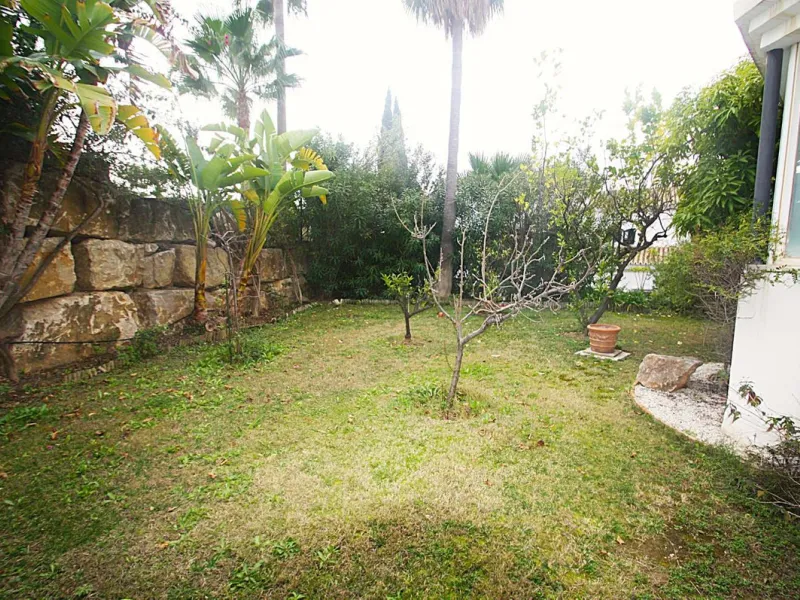 Welcome to your new home in the exclusive Sierra Blanca Country Club of Istán! This stunning 223m² detached villa offers you an unrivalled living experience with panoramic views of the Istán reservoir, the majestic mountains and the sparkling sea. With a 