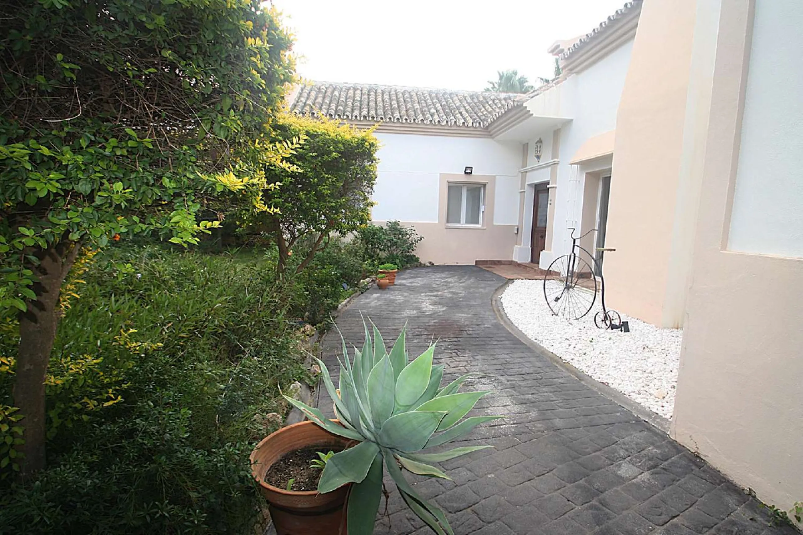 Welcome to your new home in the exclusive Sierra Blanca Country Club of Istán! This stunning 223m² detached villa offers you an unrivalled living experience with panoramic views of the Istán reservoir, the majestic mountains and the sparkling sea. With a 