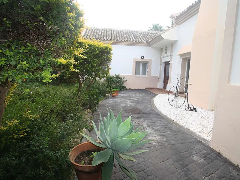 Welcome to your new home in the exclusive Sierra Blanca Country Club of Istán! This stunning 223m² detached villa offers you an unrivalled living experience with panoramic views of the Istán reservoir, the majestic mountains and the sparkling sea. With a 