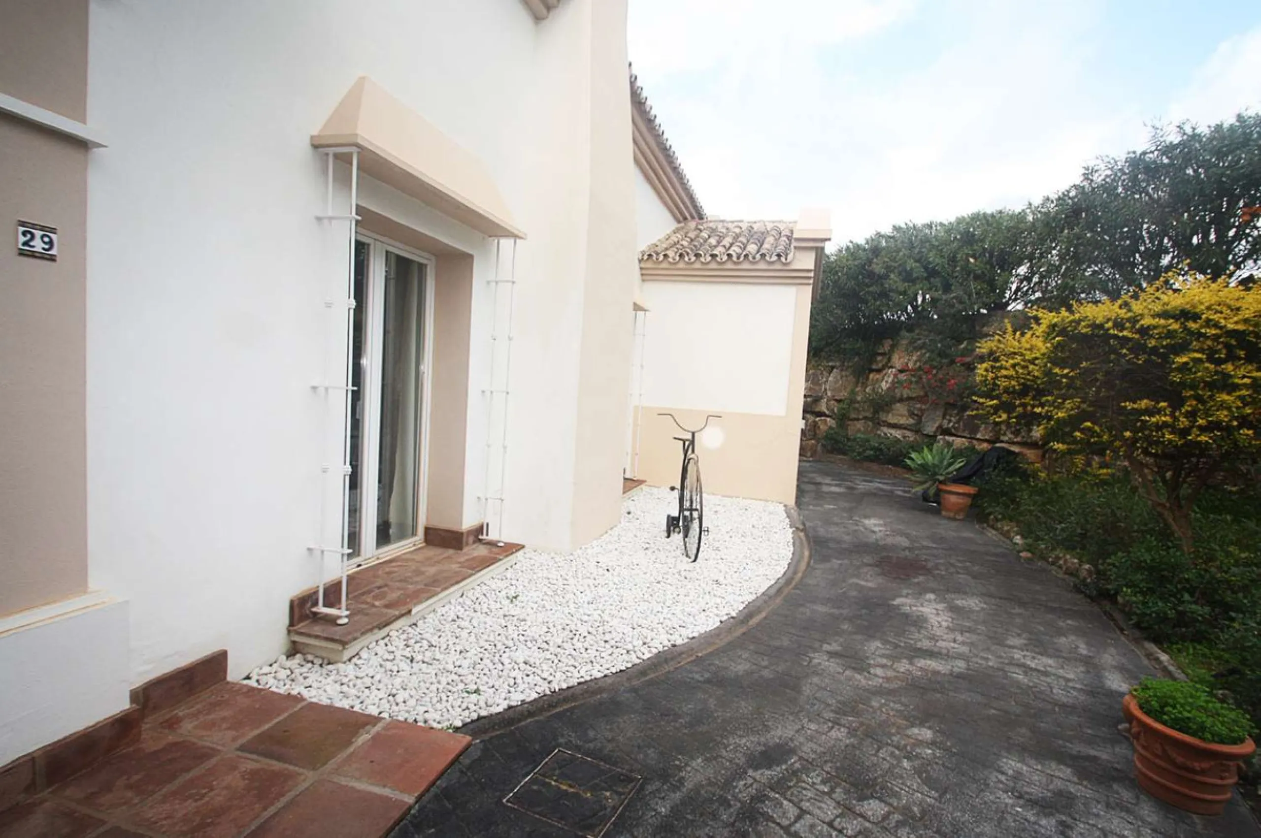 Welcome to your new home in the exclusive Sierra Blanca Country Club of Istán! This stunning 223m² detached villa offers you an unrivalled living experience with panoramic views of the Istán reservoir, the majestic mountains and the sparkling sea. With a 