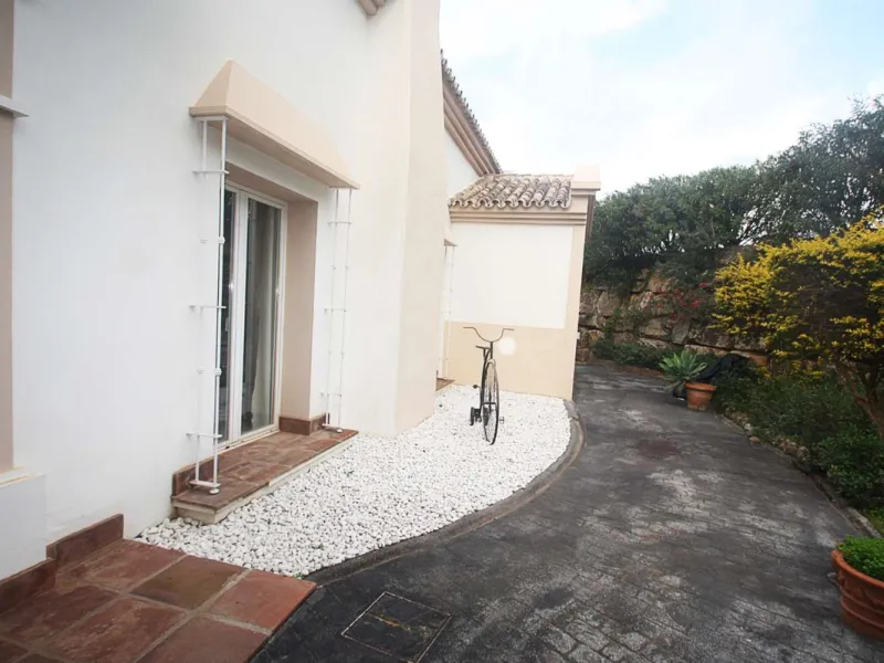 Welcome to your new home in the exclusive Sierra Blanca Country Club of Istán! This stunning 223m² detached villa offers you an unrivalled living experience with panoramic views of the Istán reservoir, the majestic mountains and the sparkling sea. With a 