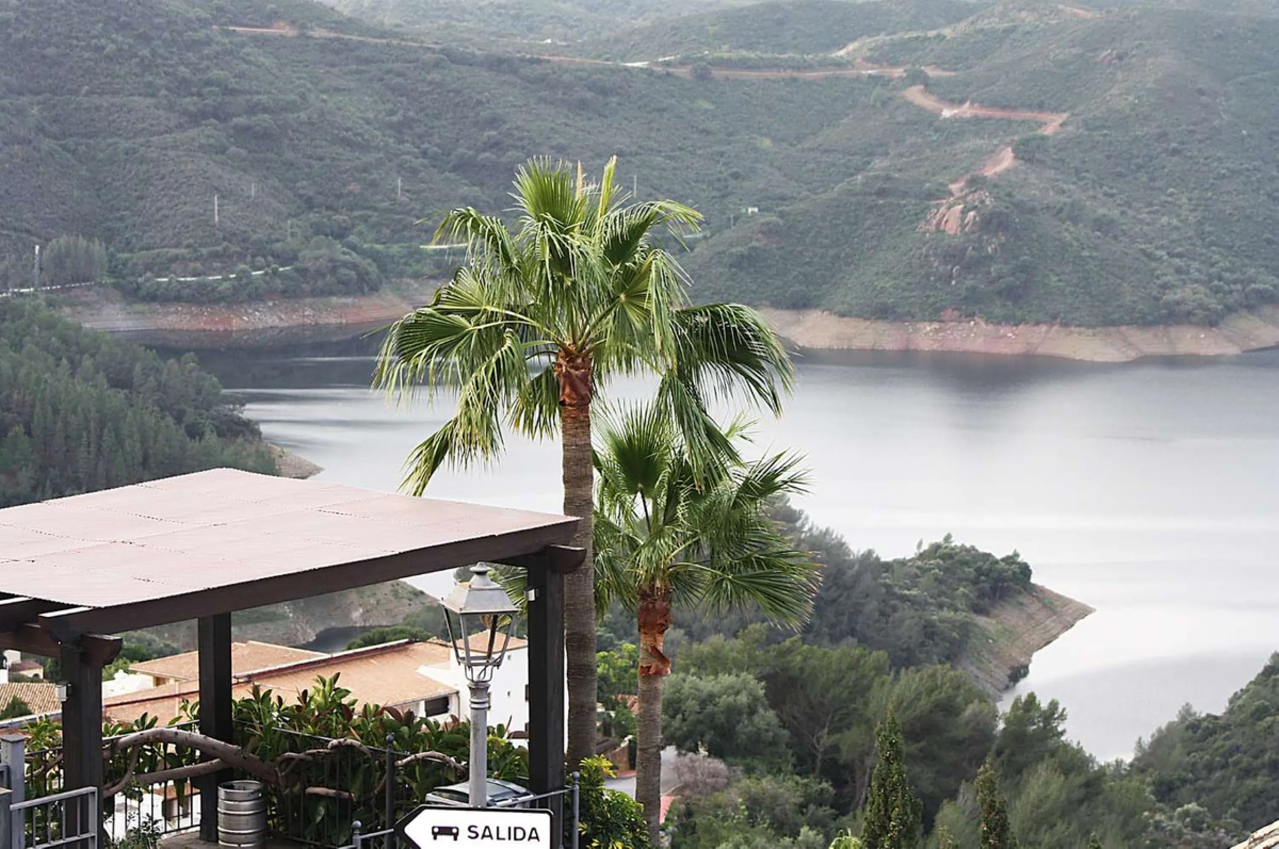 Welcome to your new home in the exclusive Sierra Blanca Country Club of Istán! This stunning 223m² detached villa offers you an unrivalled living experience with panoramic views of the Istán reservoir, the majestic mountains and the sparkling sea. With a 