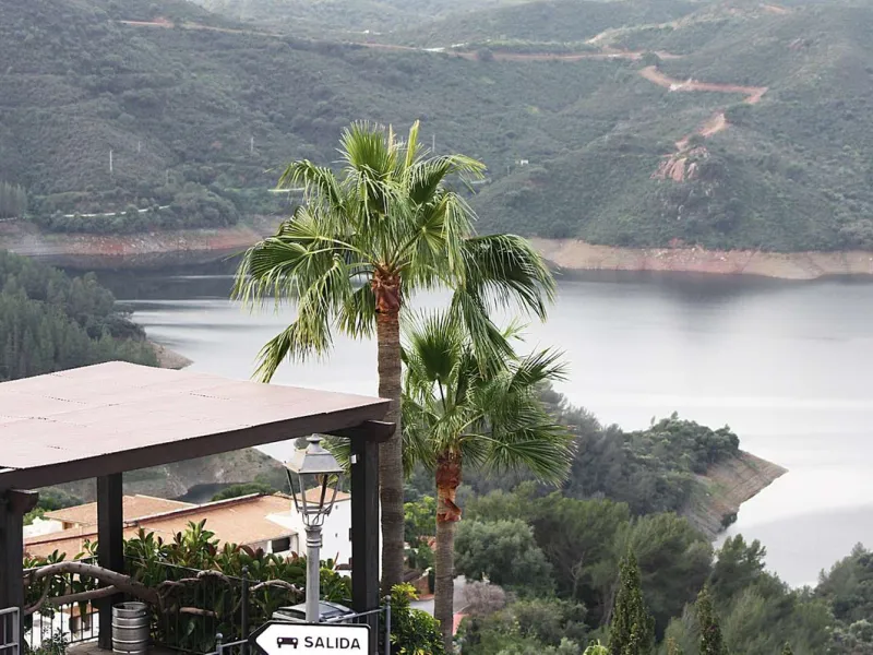Welcome to your new home in the exclusive Sierra Blanca Country Club of Istán! This stunning 223m² detached villa offers you an unrivalled living experience with panoramic views of the Istán reservoir, the majestic mountains and the sparkling sea. With a 