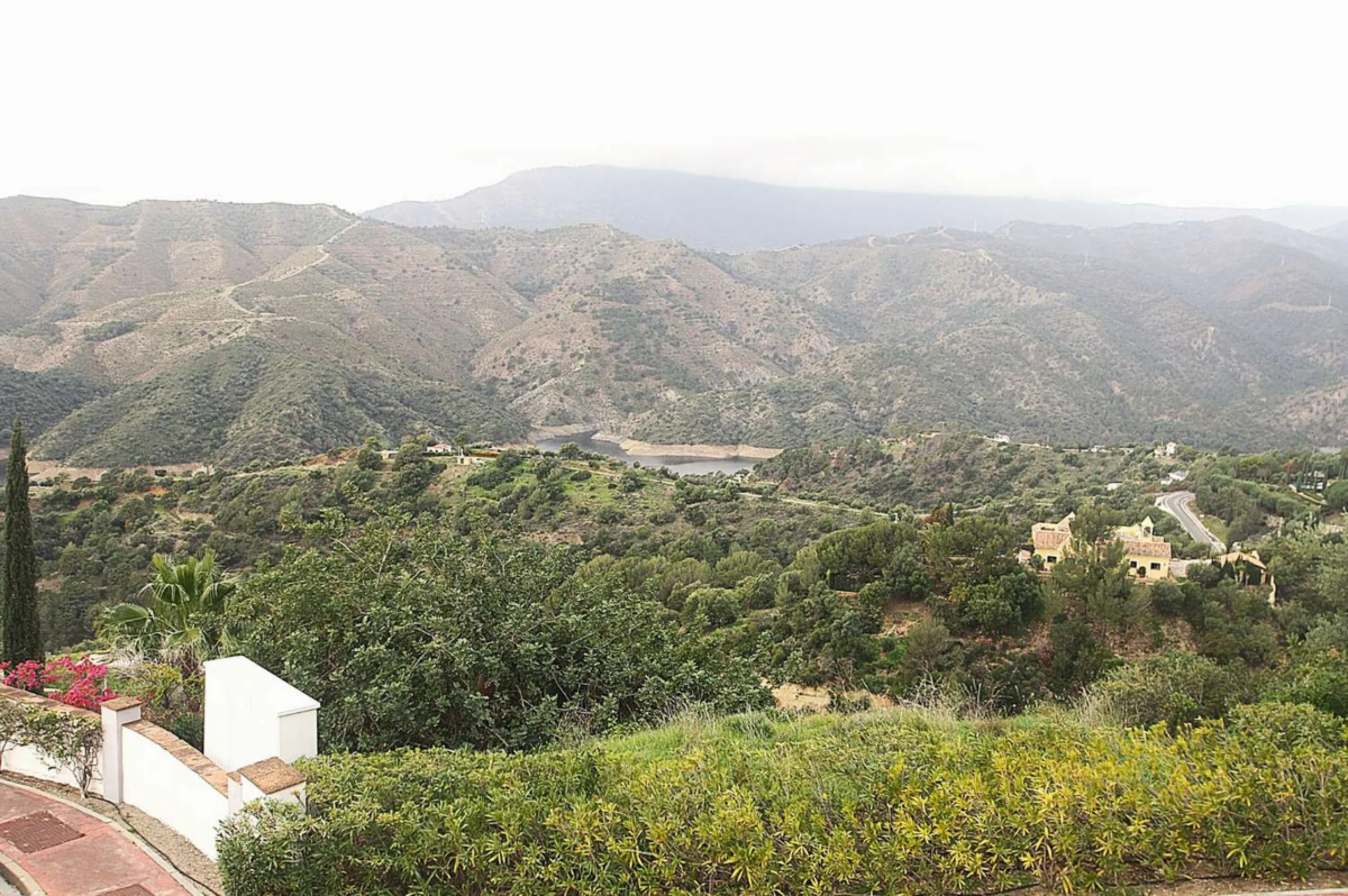 Welcome to your new home in the exclusive Sierra Blanca Country Club of Istán! This stunning 223m² detached villa offers you an unrivalled living experience with panoramic views of the Istán reservoir, the majestic mountains and the sparkling sea. With a 
