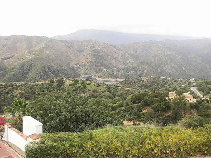 Welcome to your new home in the exclusive Sierra Blanca Country Club of Istán! This stunning 223m² detached villa offers you an unrivalled living experience with panoramic views of the Istán reservoir, the majestic mountains and the sparkling sea. With a 