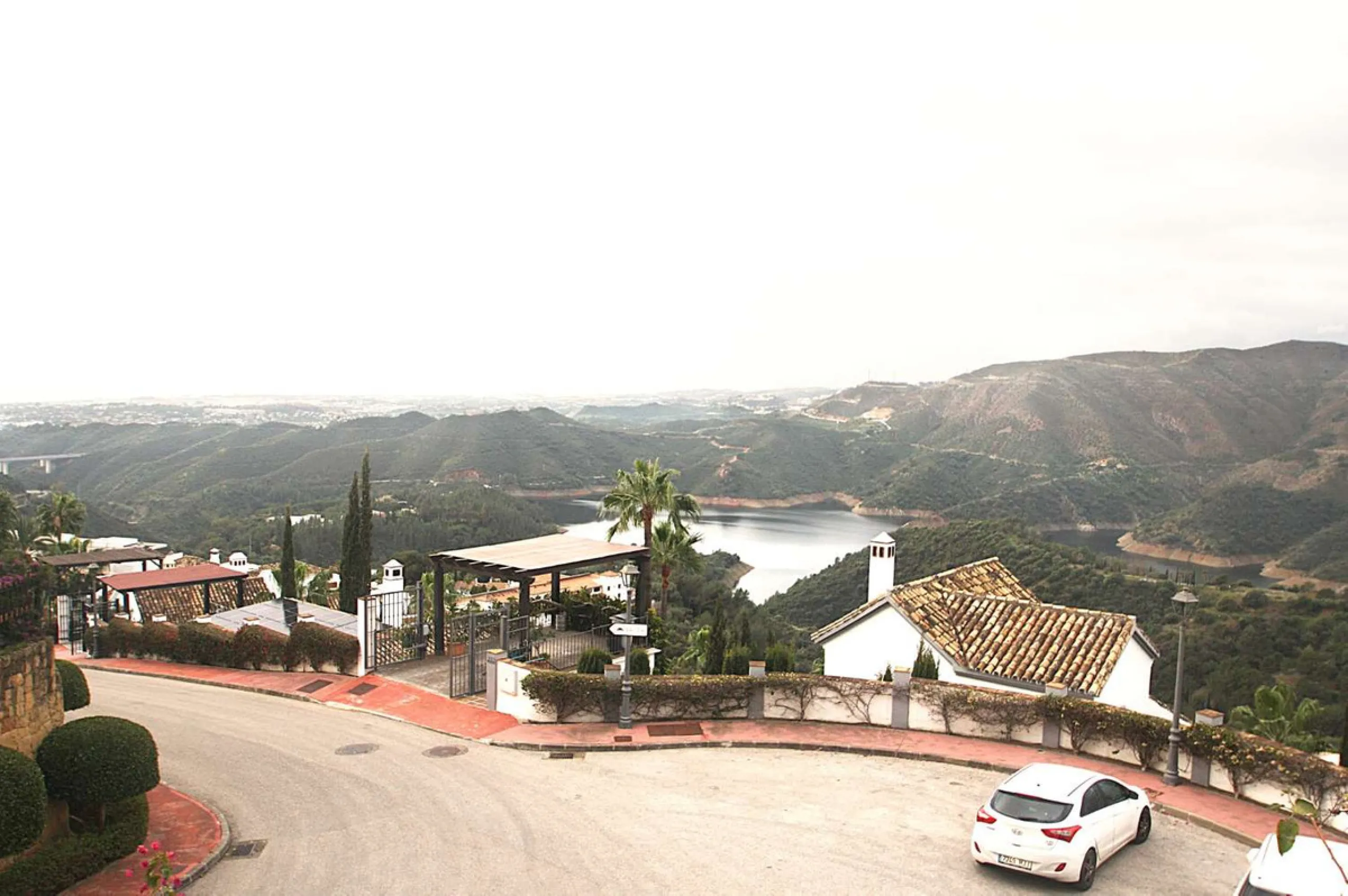 Welcome to your new home in the exclusive Sierra Blanca Country Club of Istán! This stunning 223m² detached villa offers you an unrivalled living experience with panoramic views of the Istán reservoir, the majestic mountains and the sparkling sea. With a 