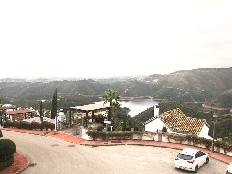 Welcome to your new home in the exclusive Sierra Blanca Country Club of Istán! This stunning 223m² detached villa offers you an unrivalled living experience with panoramic views of the Istán reservoir, the majestic mountains and the sparkling sea. With a 