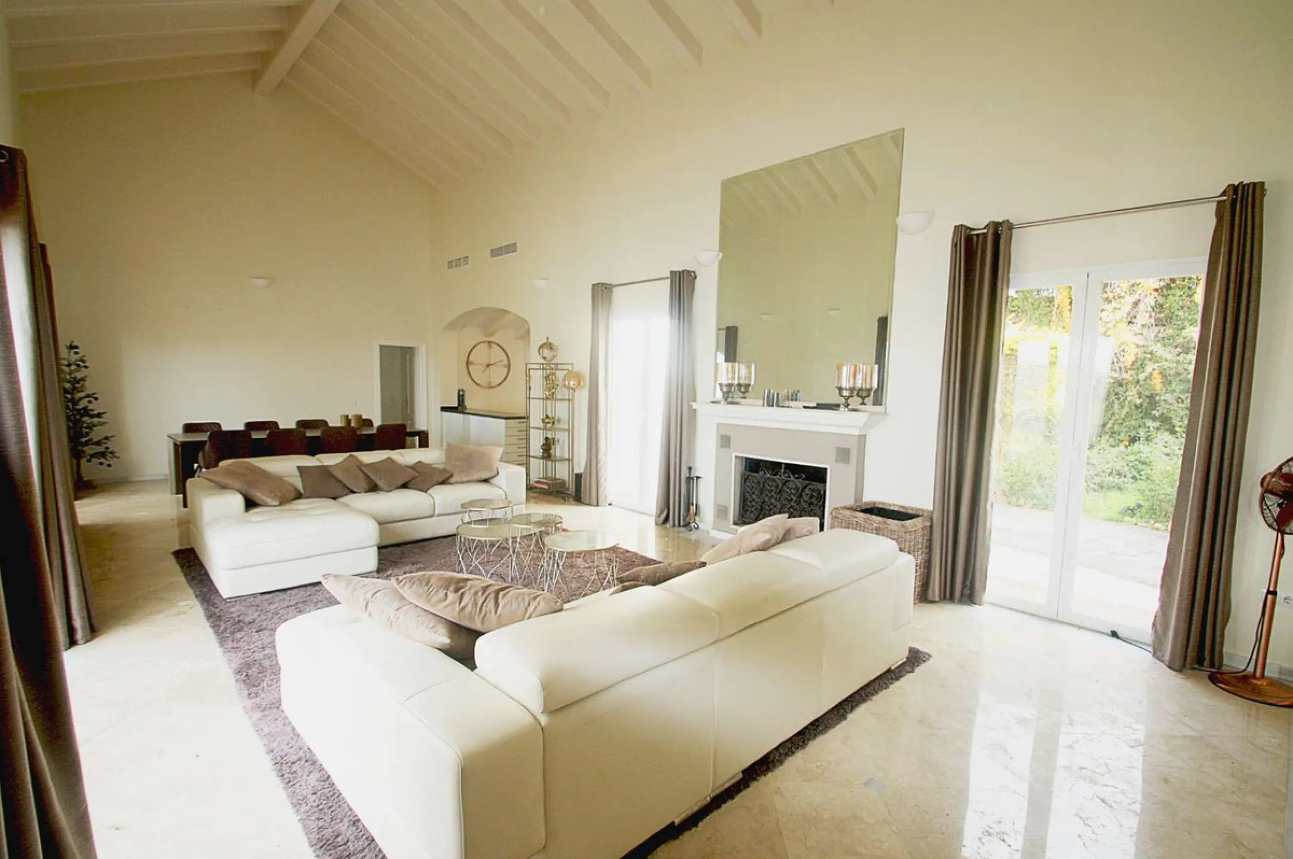 Welcome to your new home in the exclusive Sierra Blanca Country Club of Istán! This stunning 223m² detached villa offers you an unrivalled living experience with panoramic views of the Istán reservoir, the majestic mountains and the sparkling sea. With a 