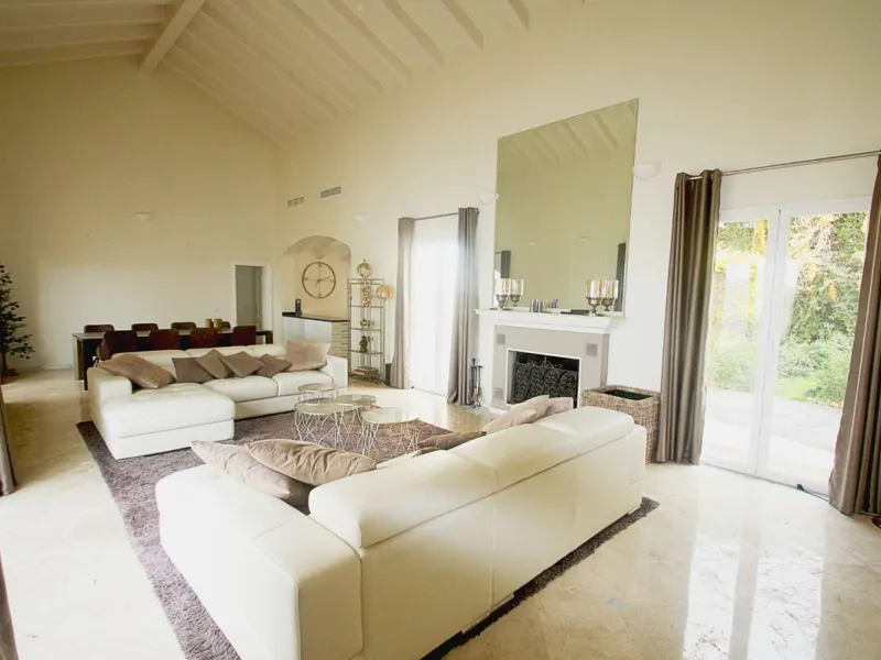 Welcome to your new home in the exclusive Sierra Blanca Country Club of Istán! This stunning 223m² detached villa offers you an unrivalled living experience with panoramic views of the Istán reservoir, the majestic mountains and the sparkling sea. With a 