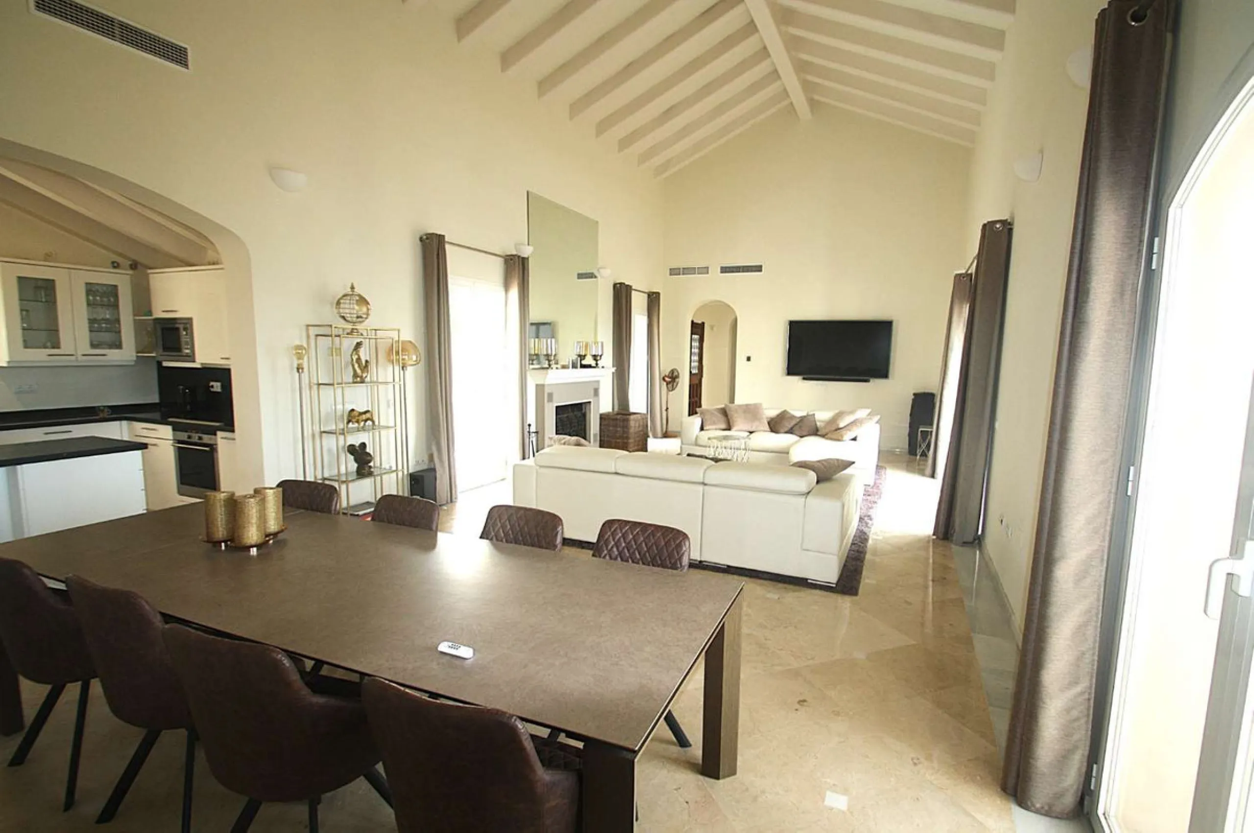 Welcome to your new home in the exclusive Sierra Blanca Country Club of Istán! This stunning 223m² detached villa offers you an unrivalled living experience with panoramic views of the Istán reservoir, the majestic mountains and the sparkling sea. With a 