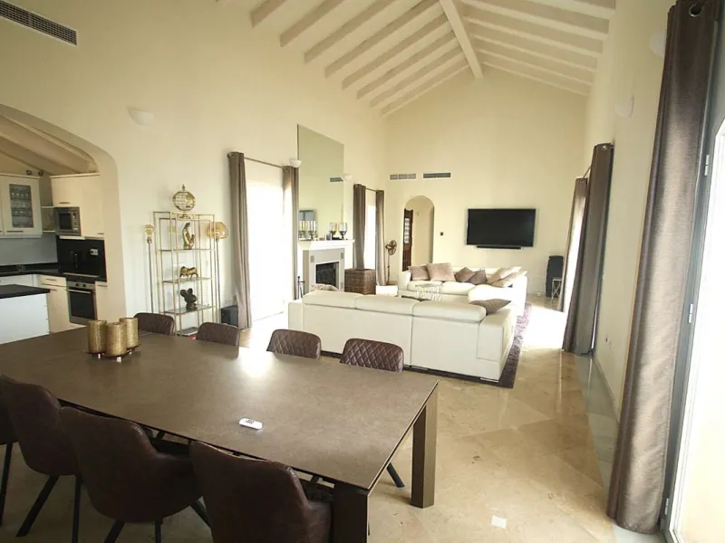 Welcome to your new home in the exclusive Sierra Blanca Country Club of Istán! This stunning 223m² detached villa offers you an unrivalled living experience with panoramic views of the Istán reservoir, the majestic mountains and the sparkling sea. With a 